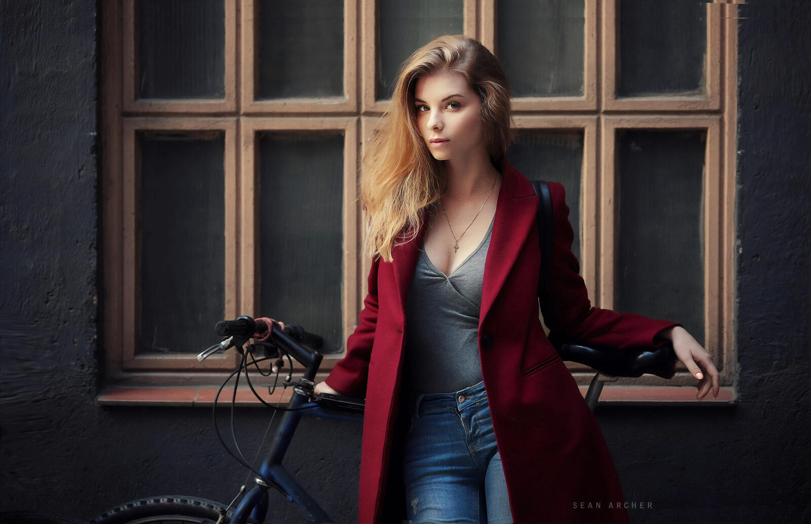Бесплатное фото Девушка у окна с велосипедом