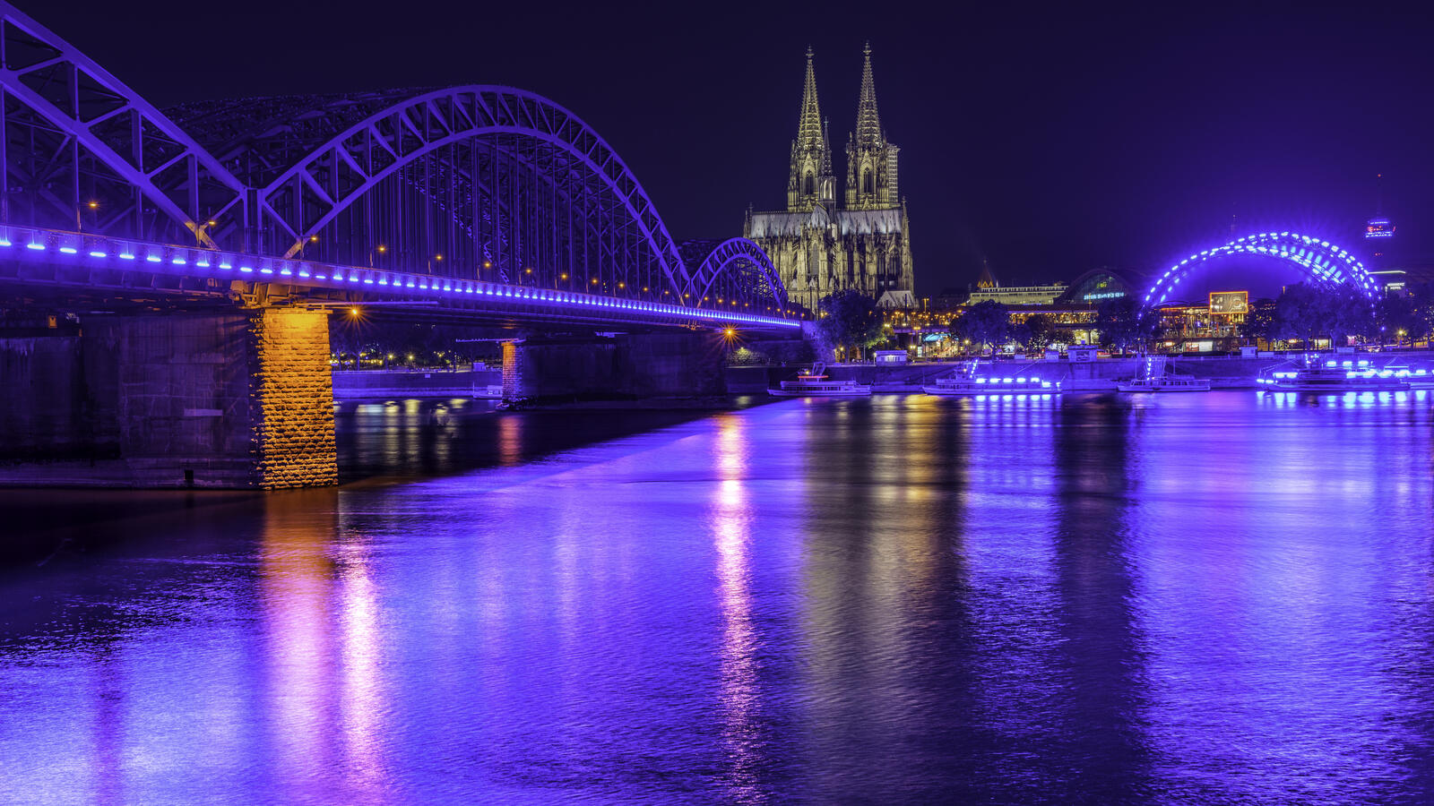 Free photo Cologne - the city at night