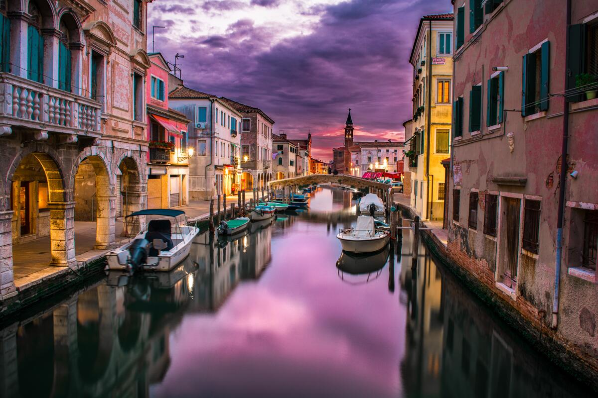 Река в Венеции и лодки