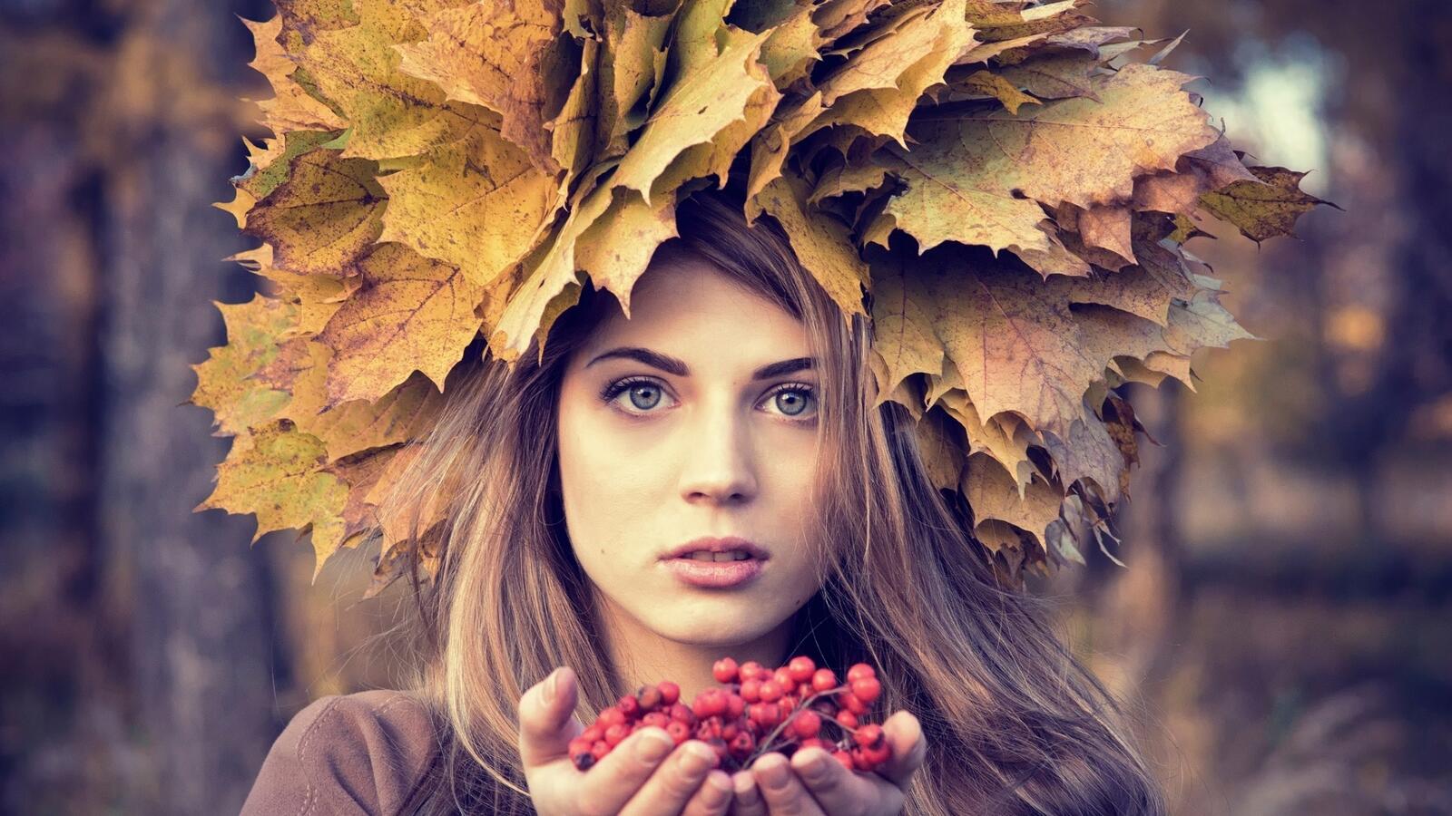 Бесплатное фото Девушка с клиновыми листьями на голове