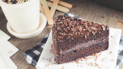 Download beautiful screensaver on chocolate cake