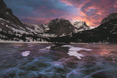 Зимнее озеро в Скалистых горах