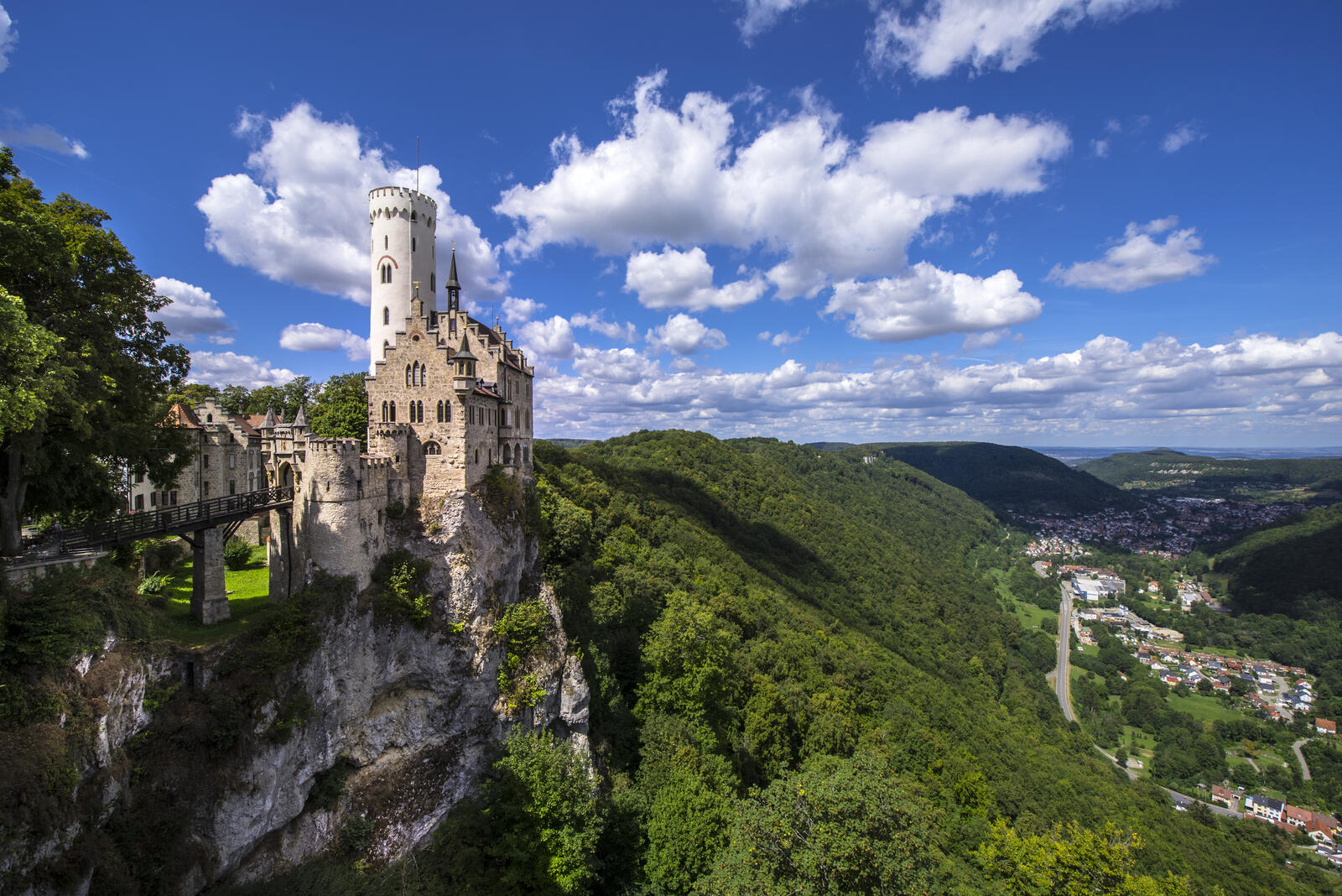 Обои замок холмы castle Lichtenstein на рабочий стол
