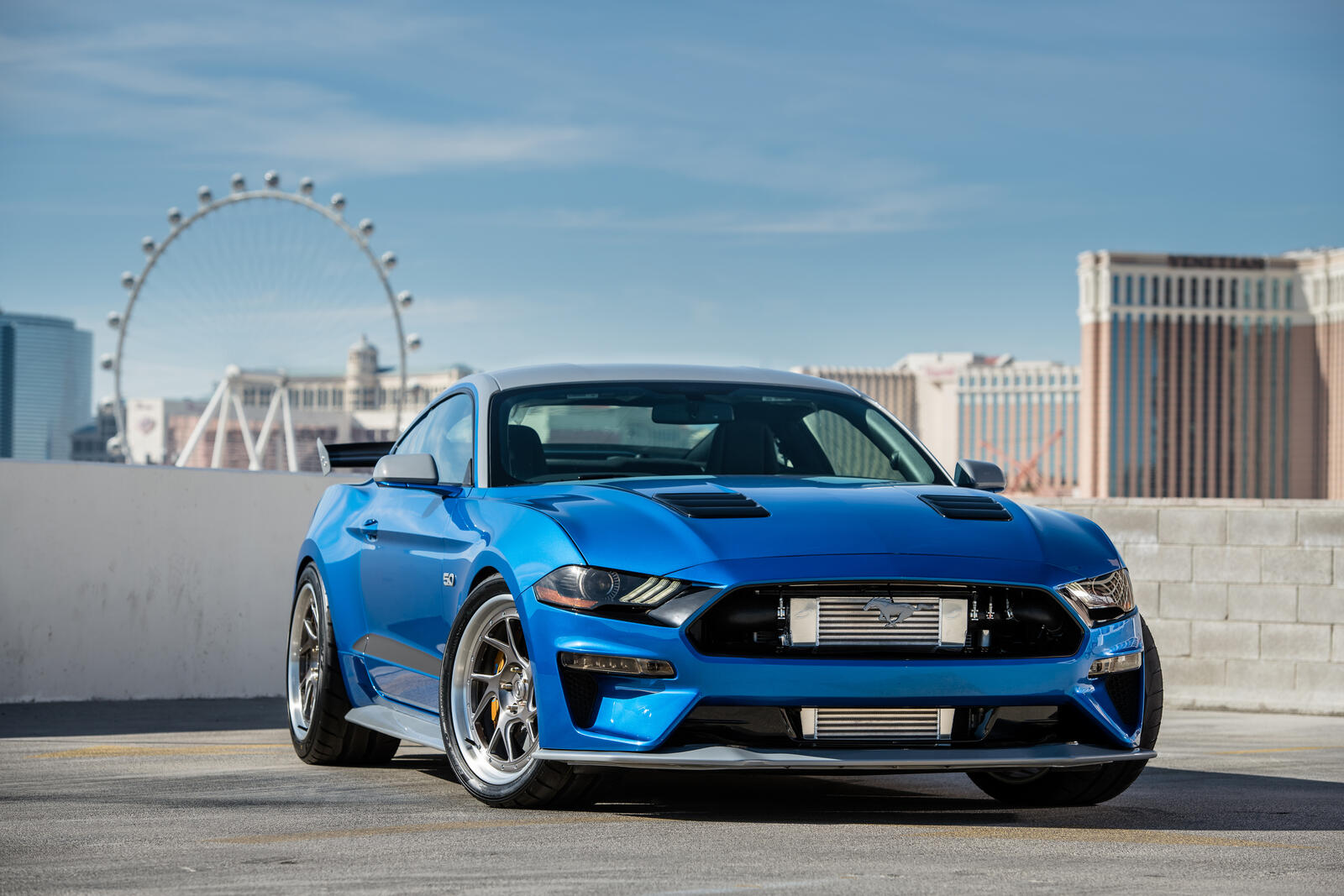 Обои Ford Mustang синий парковка на рабочий стол