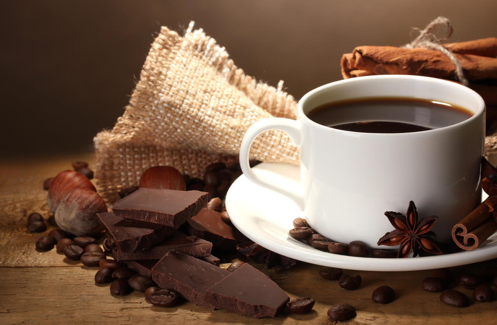 Бесплатное фото Кофе и кусочки шоколада