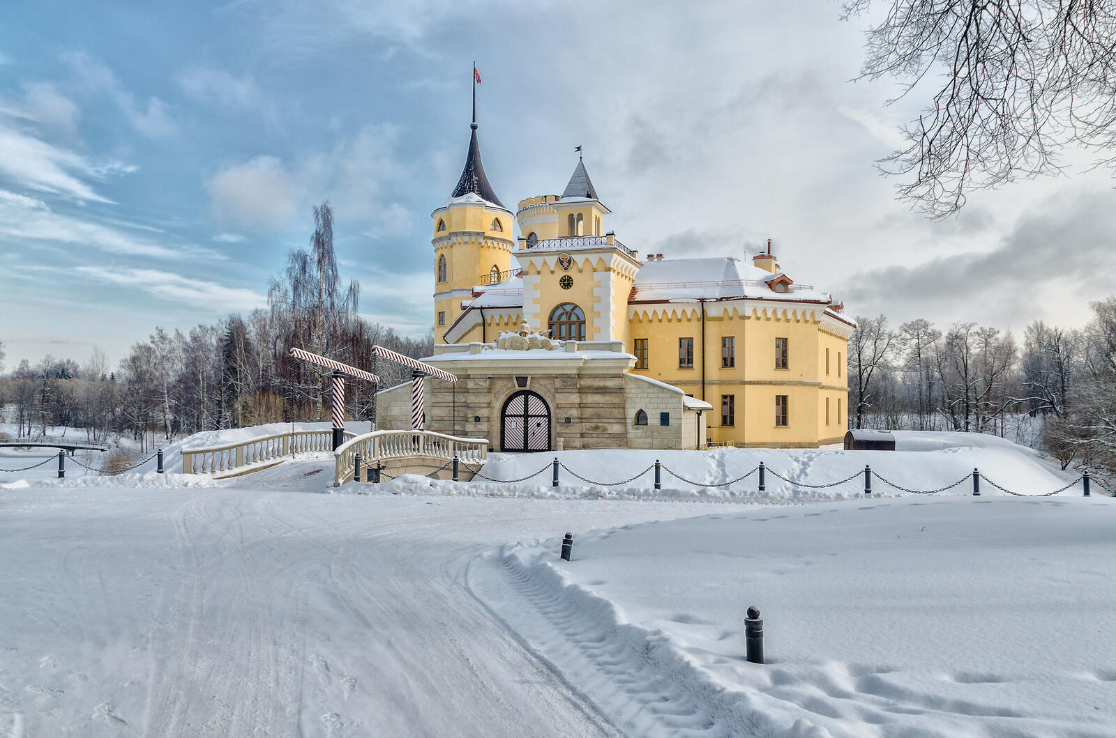 Free photo The castle BIP in Pavlovsk 5