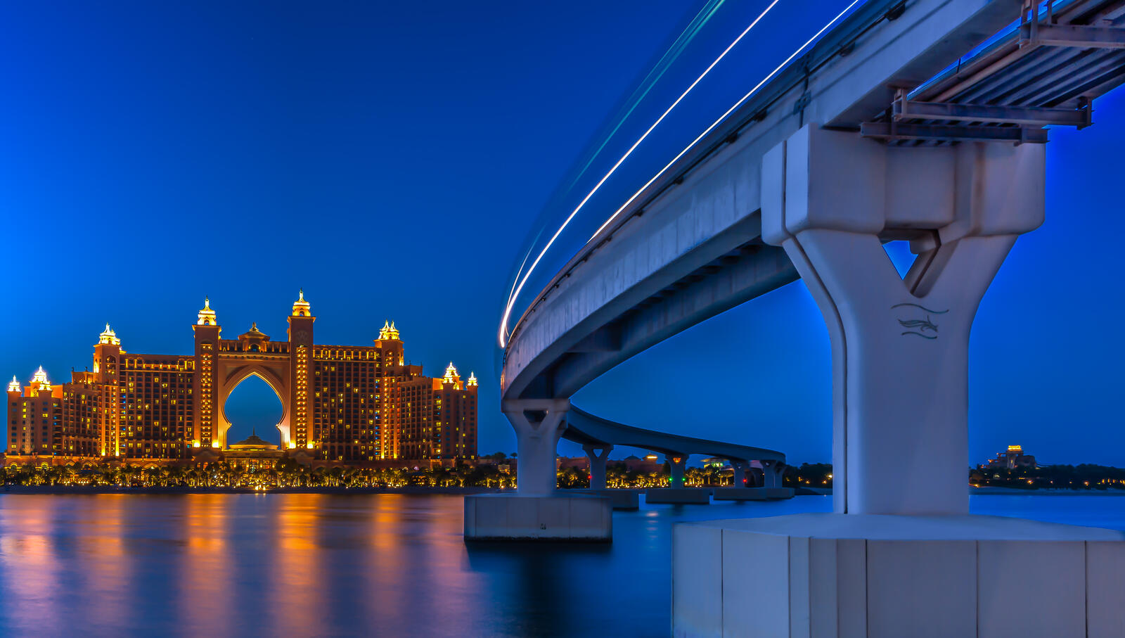 Free photo Bridge in Dubai at night