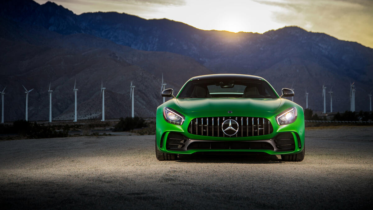 Mercedes AMG GT C зеленый на фоне гор