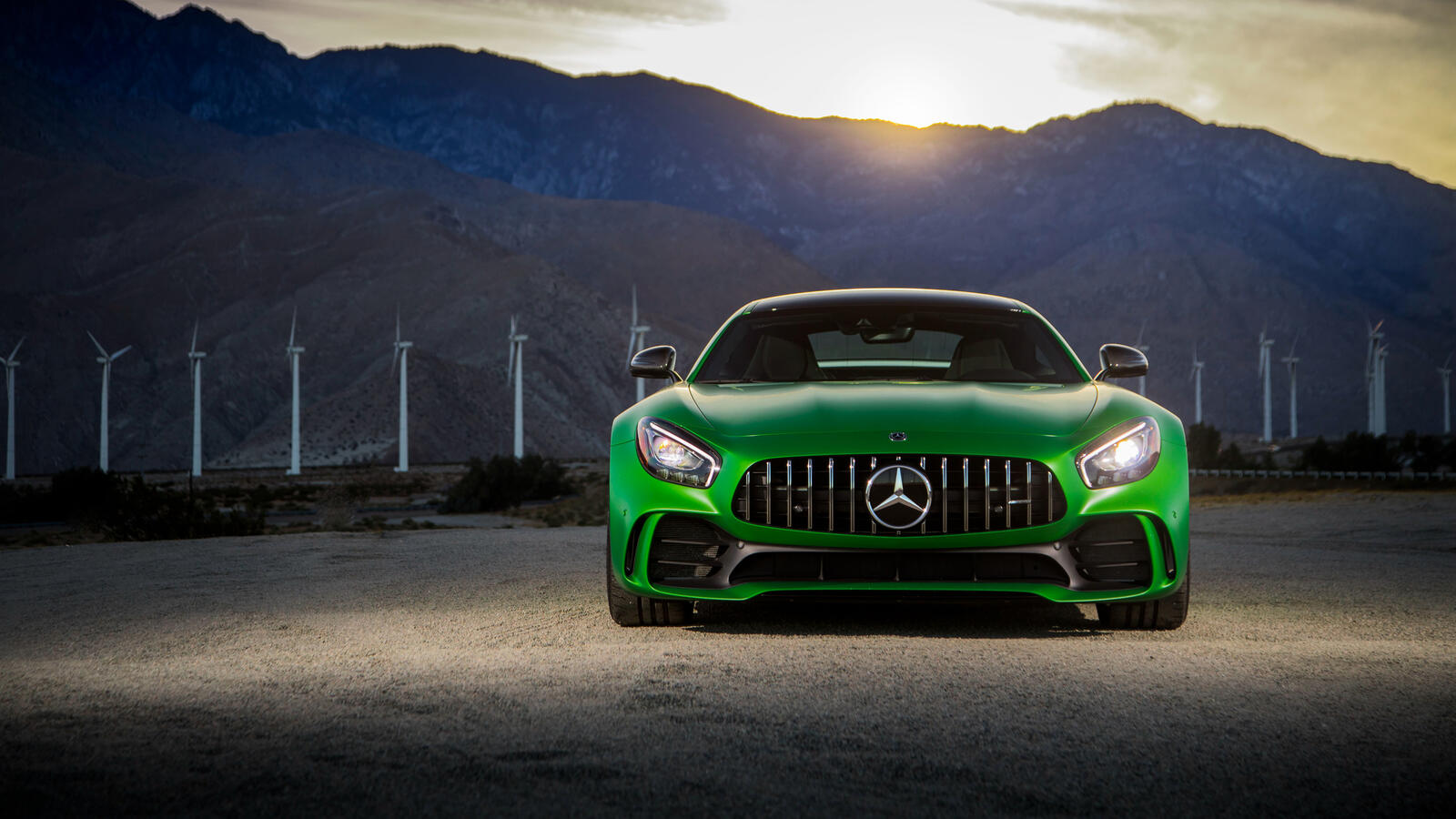 Бесплатное фото Mercedes AMG GT C зеленый на фоне гор