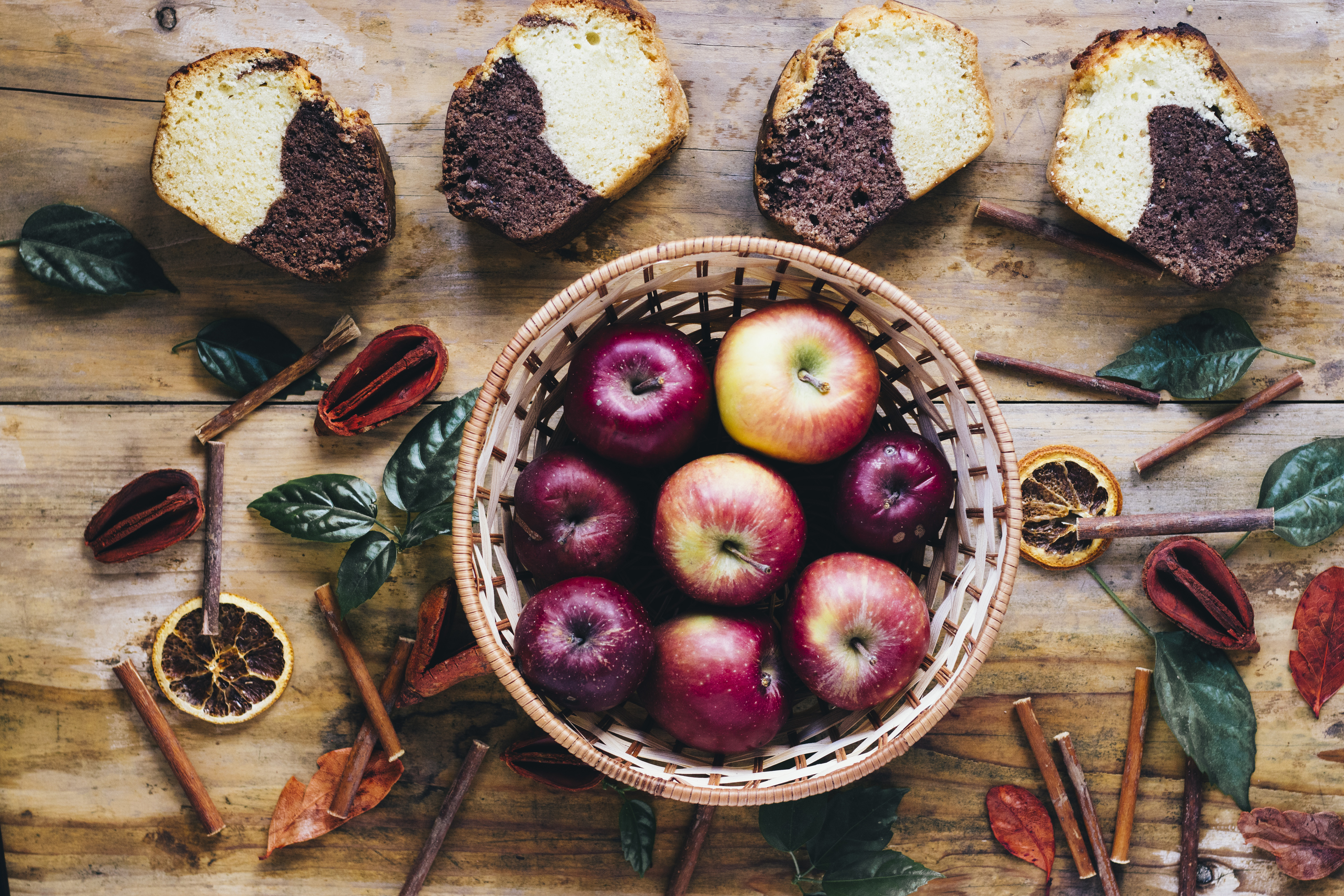 Apples and slices of bread · free photo
