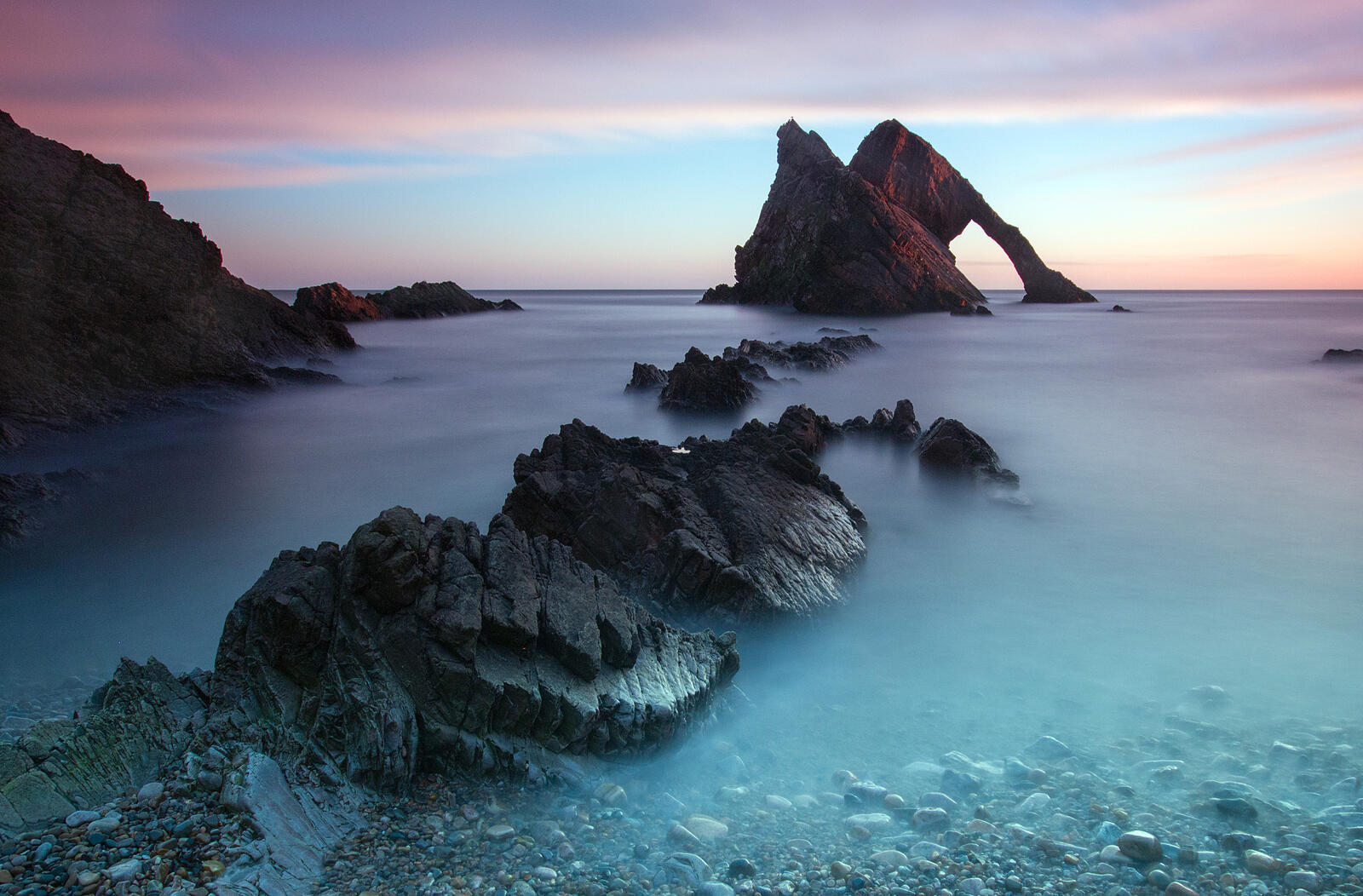 Бесплатное фото Острые морские скалы