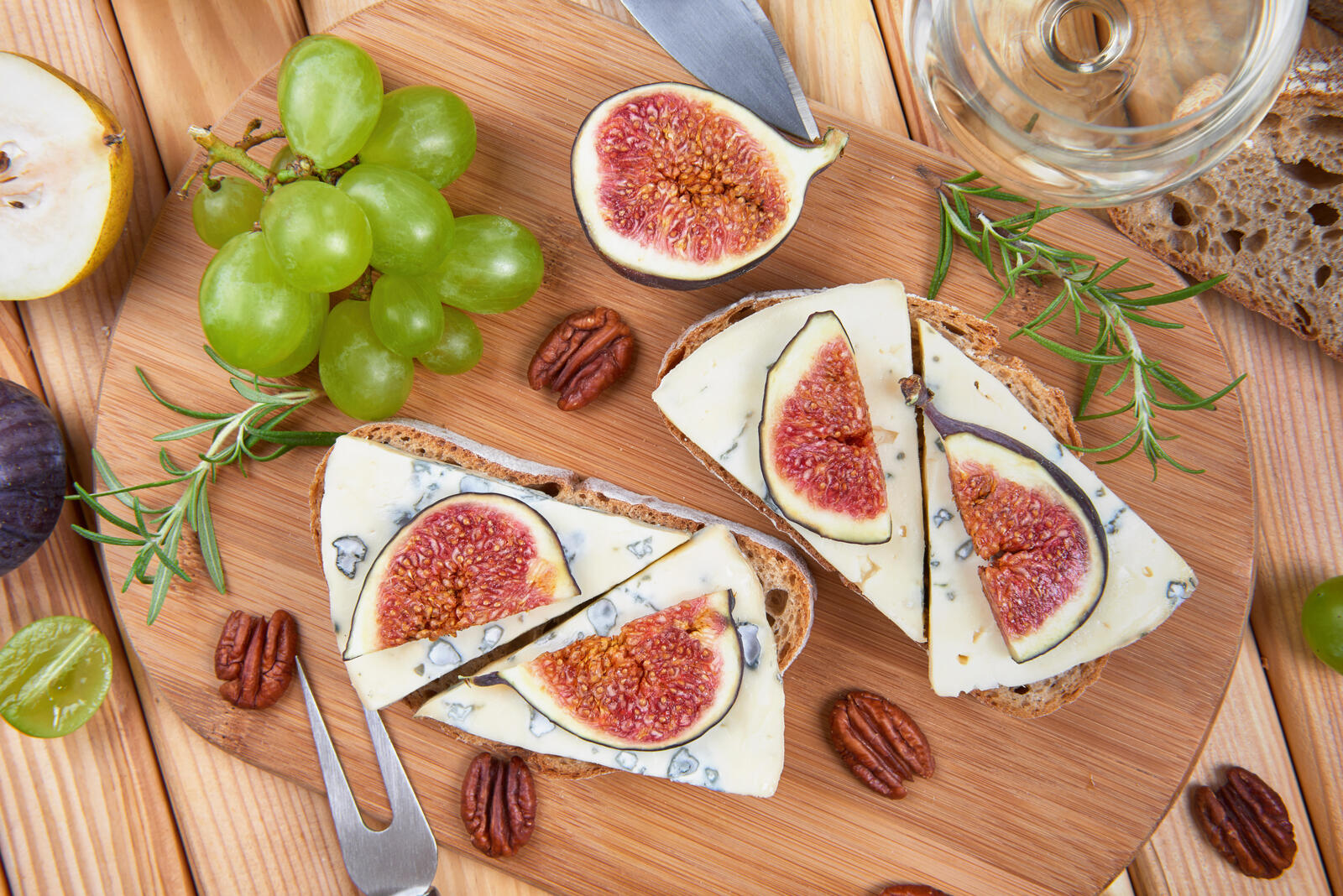 Wallpapers cheese grapes figs on the desktop