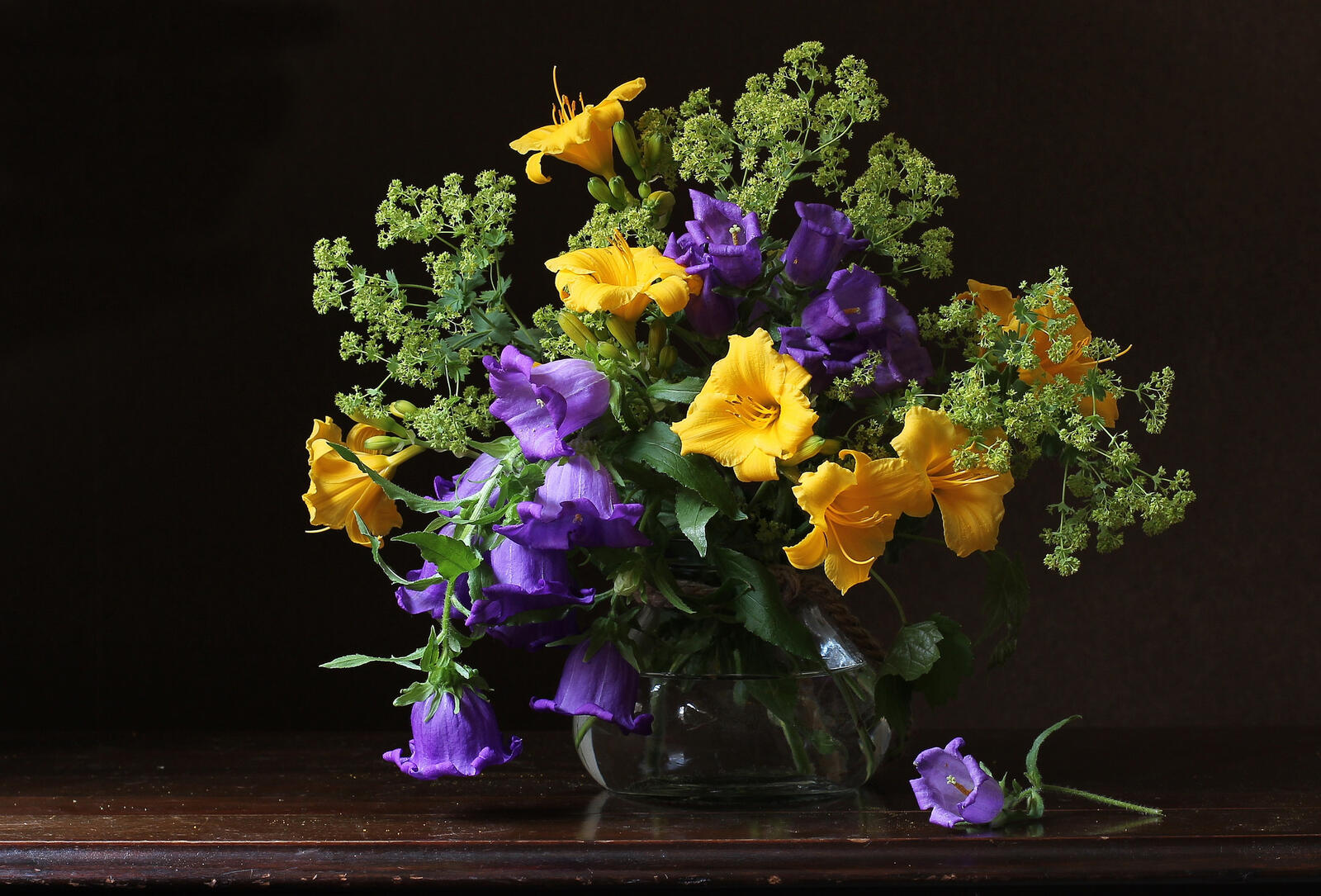 Обои цветы колокольчики ваза на рабочий стол