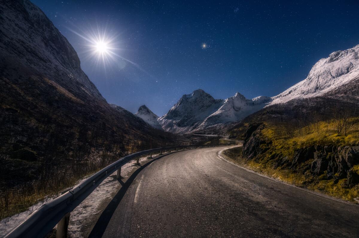 Ночная дорога в горах