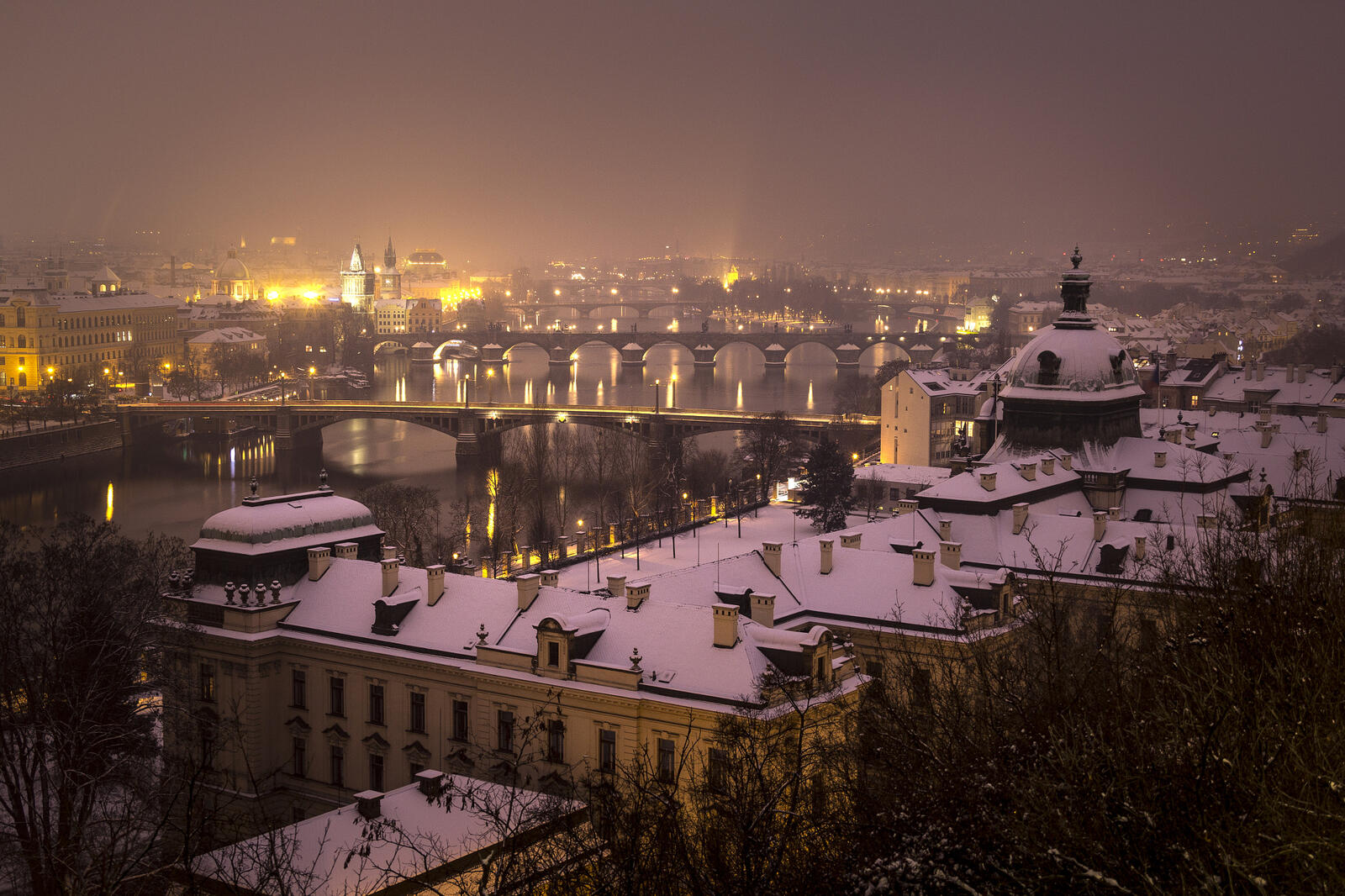 Обои Прага крыши домой снег на рабочий стол