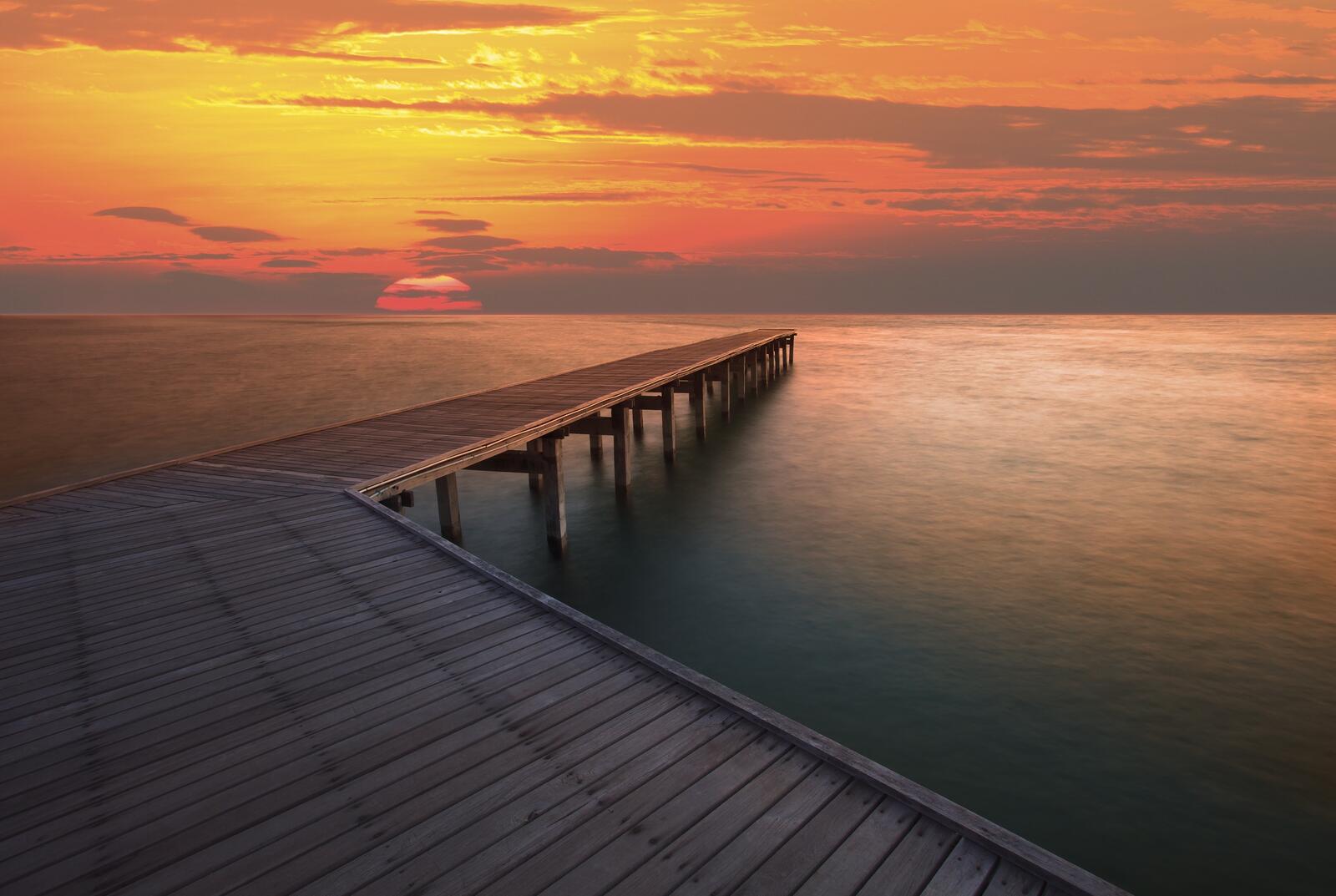 Free photo Wooden pier at sunset