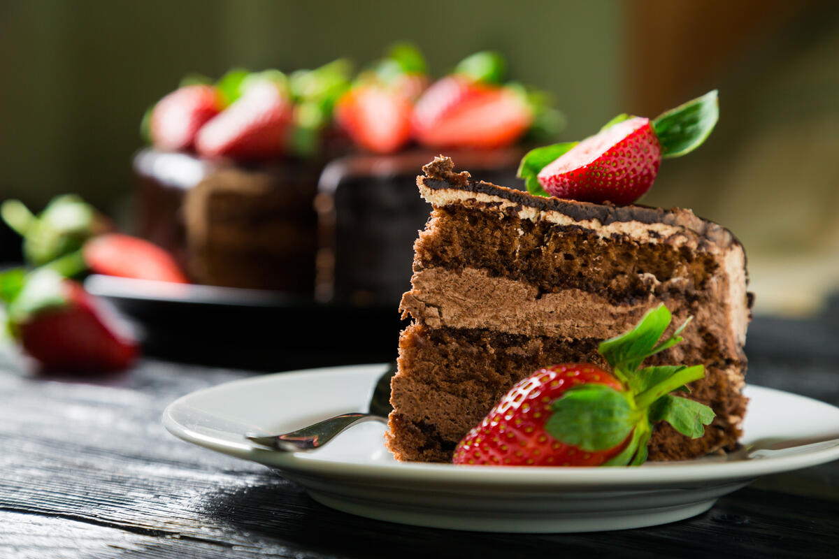 Chocolate cake with strawberries