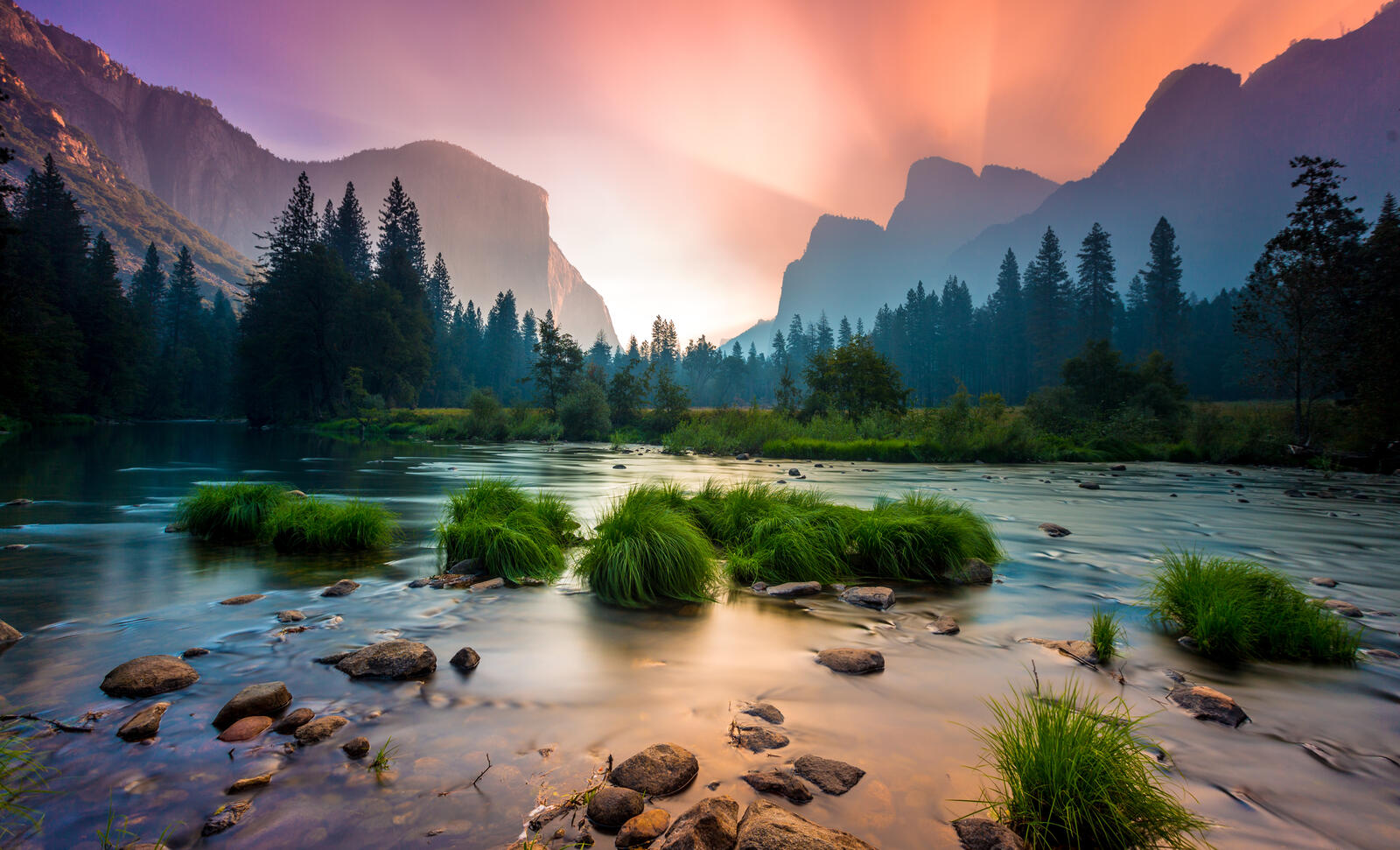 Бесплатное фото Река и горы