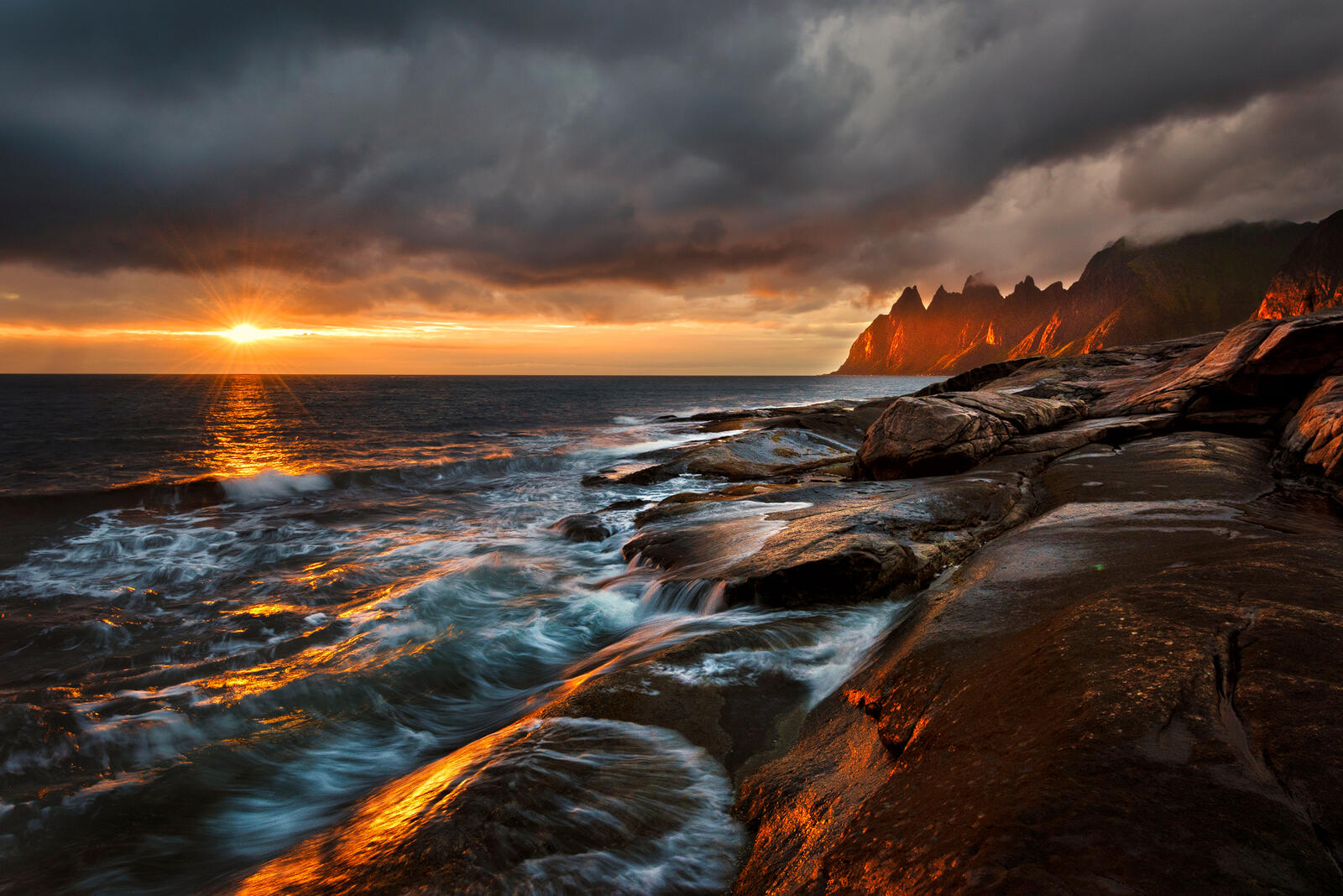 Бесплатное фото Каменистый берег на закате