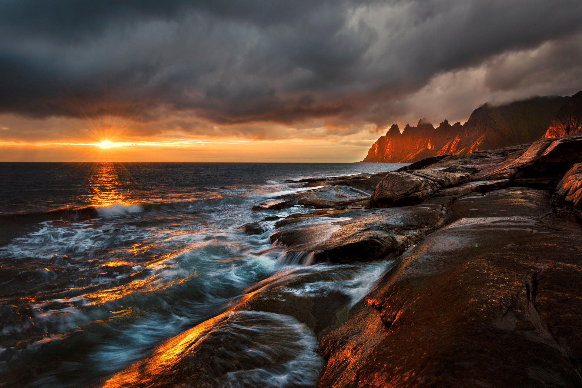 免费照片夕阳下的岩石海岸