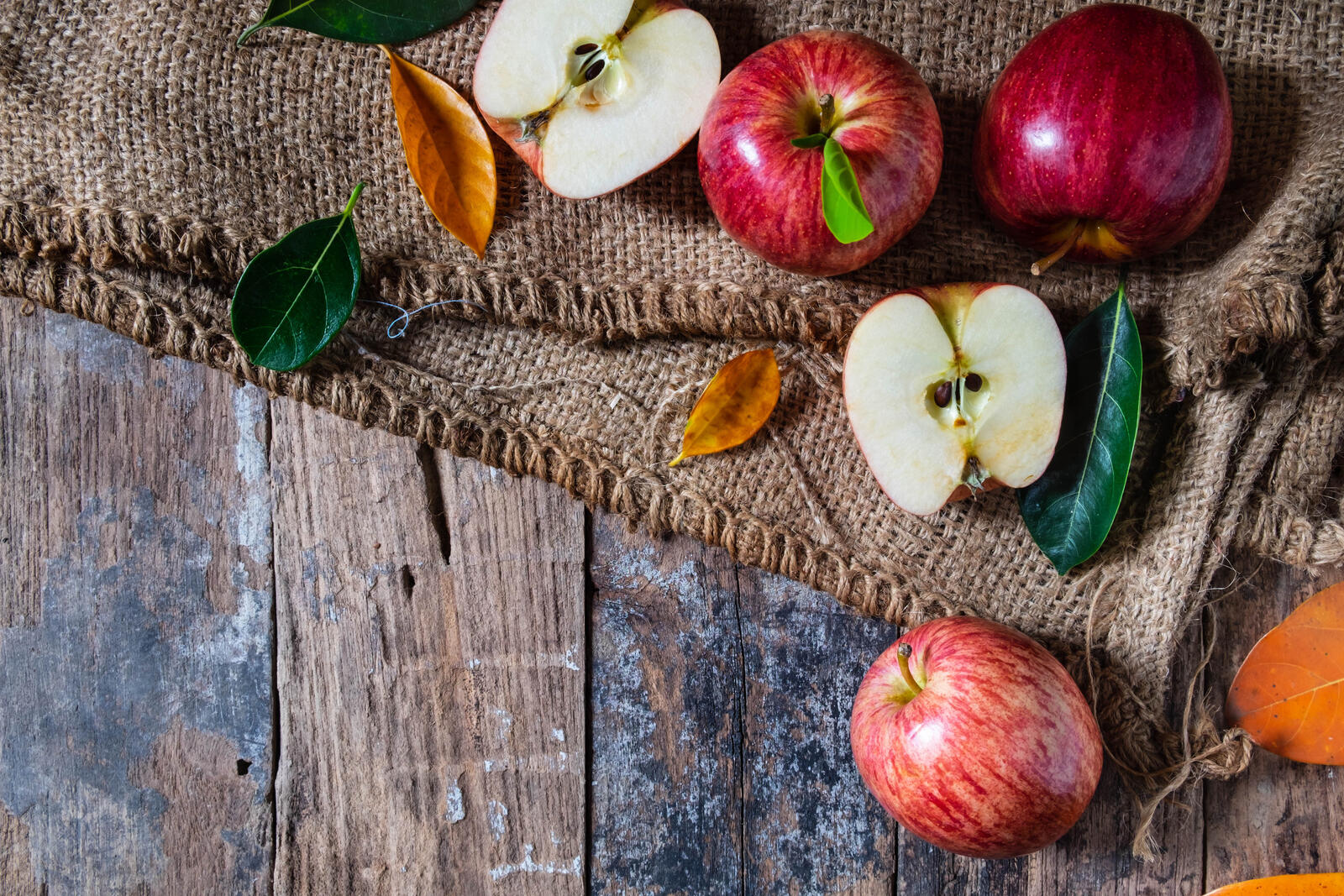 Free photo Apples and burlap