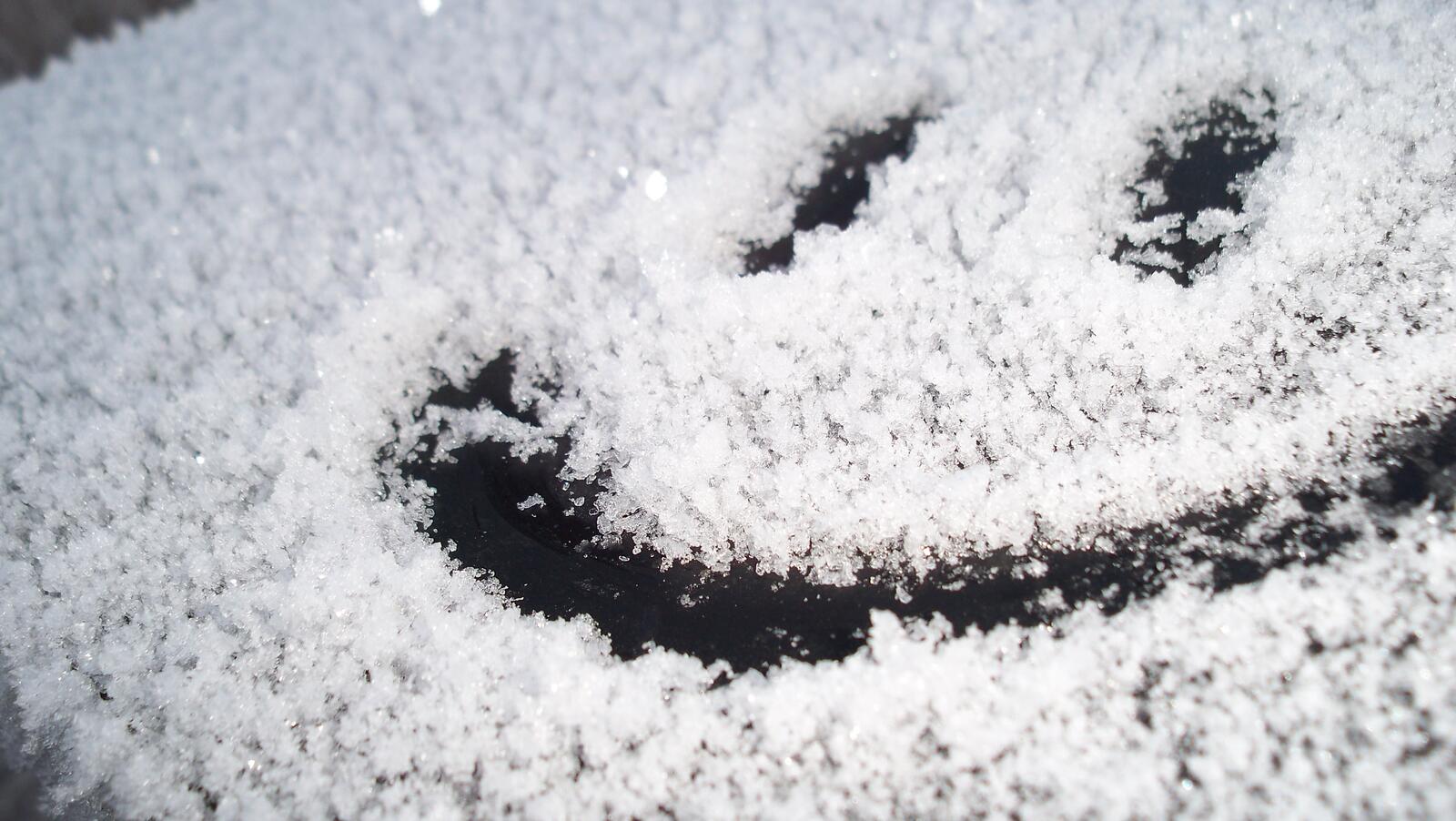 Бесплатное фото Смайлик на снегу