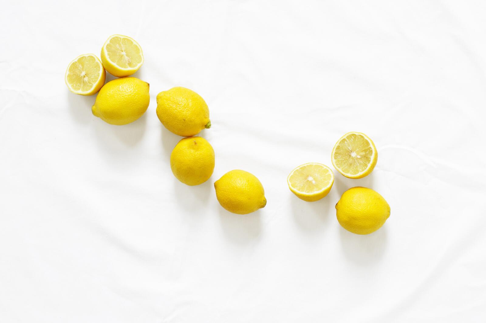 桌面上的壁纸柠檬 水果 两半