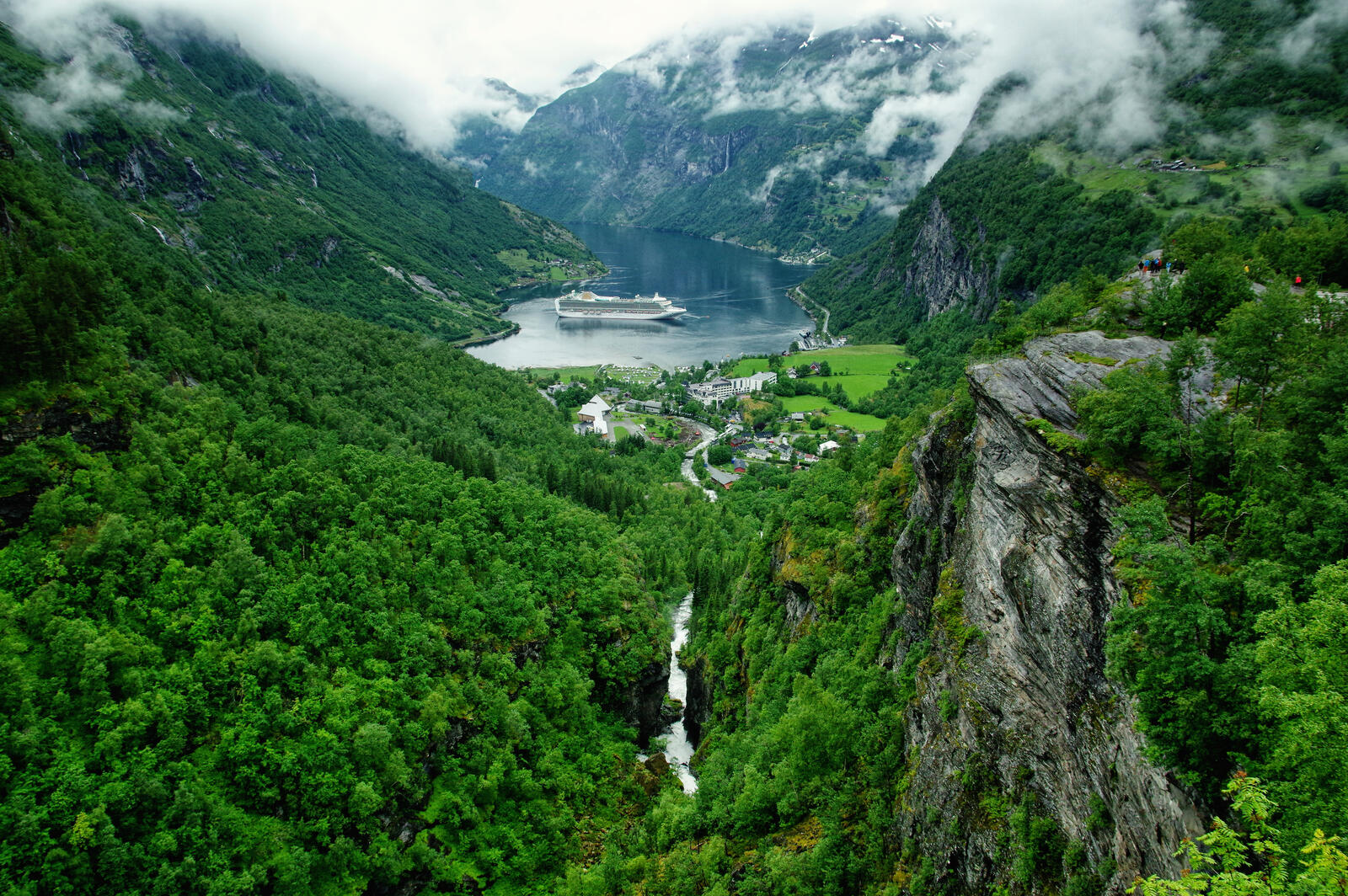 Обои Гейрангер-фьорд Норвегия горы на рабочий стол