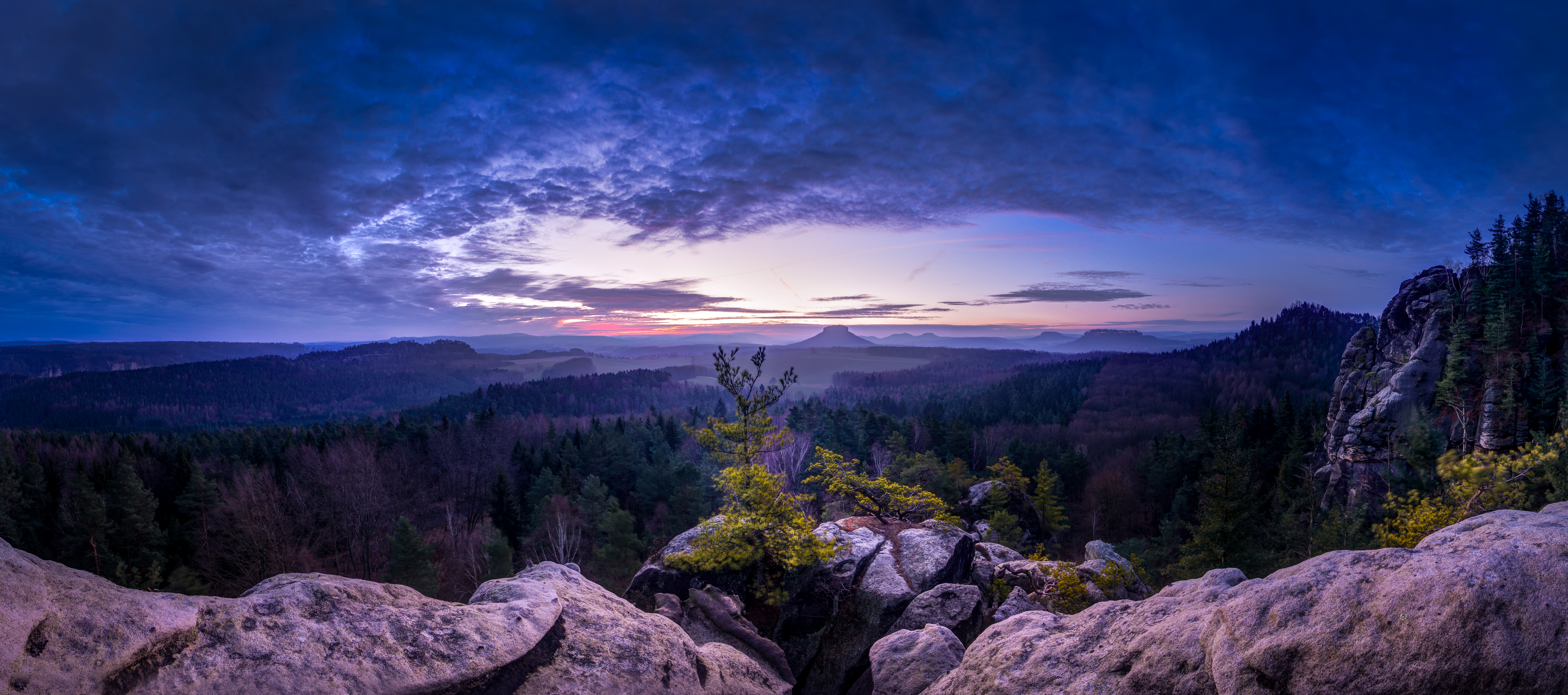 Photo free Panorama from the great bear of stone in Saxon Switzerland, with views of Lilienstein, k nigstein and Rauenstein