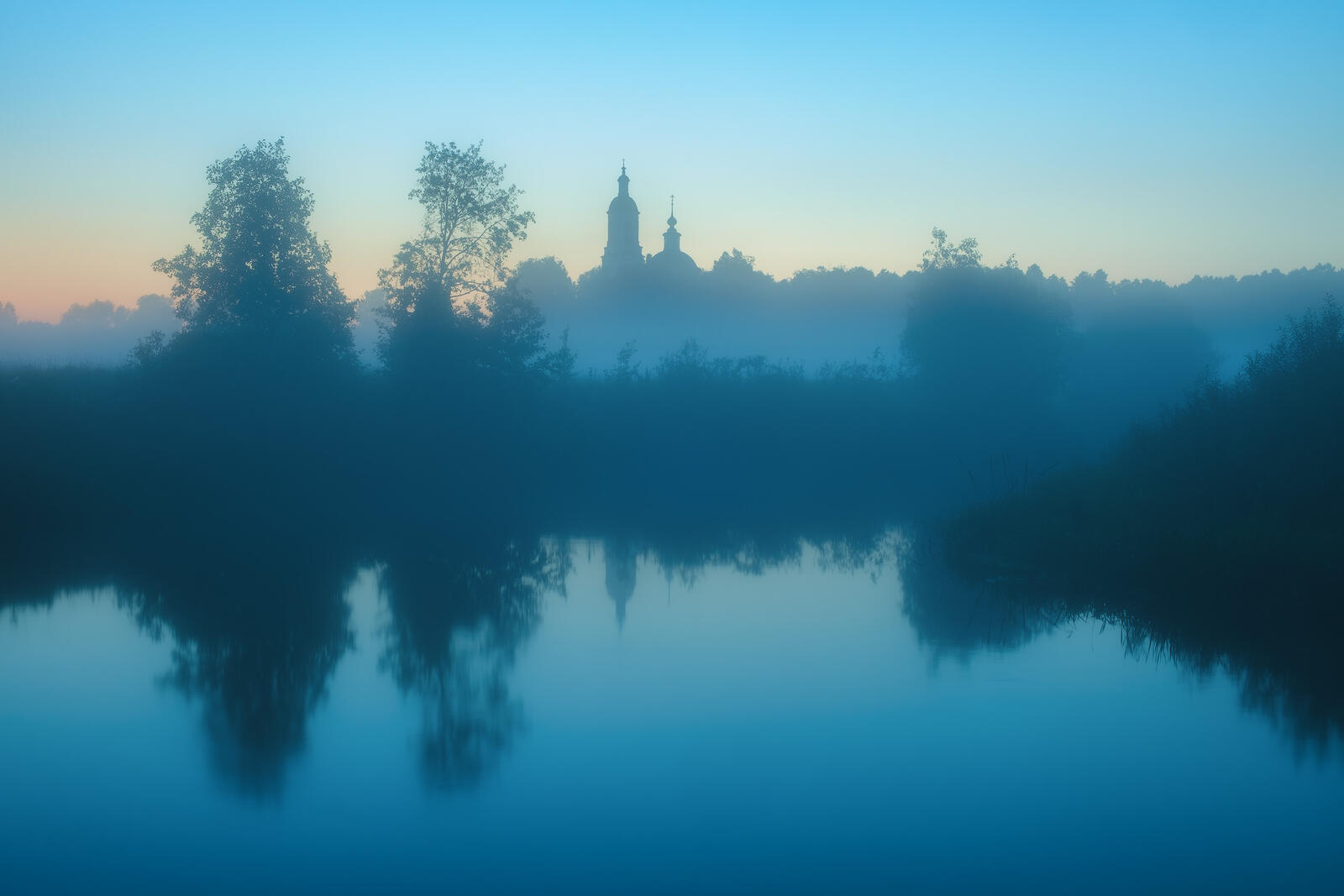 免费照片菲利波夫斯科耶村的雾中暮色