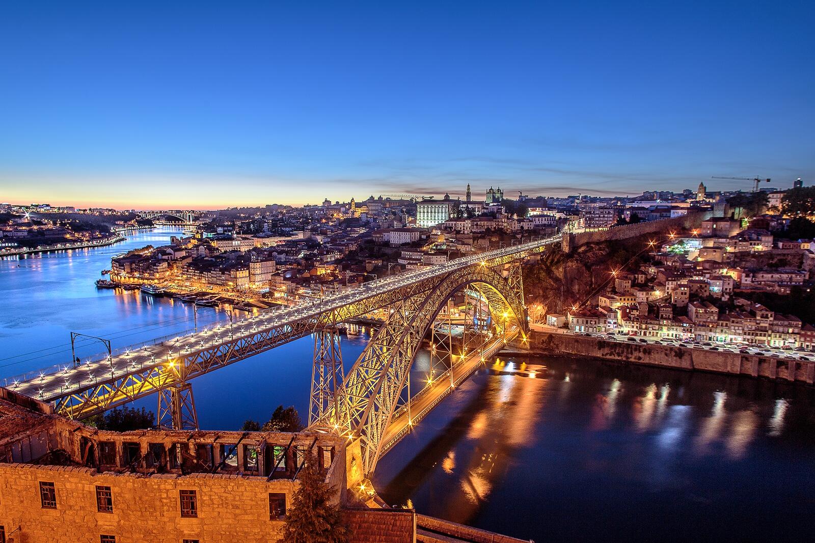 Обои Мост Лу-я город ночью соединяет Порто и Вила-Нова-де-Гайя на рабочий стол