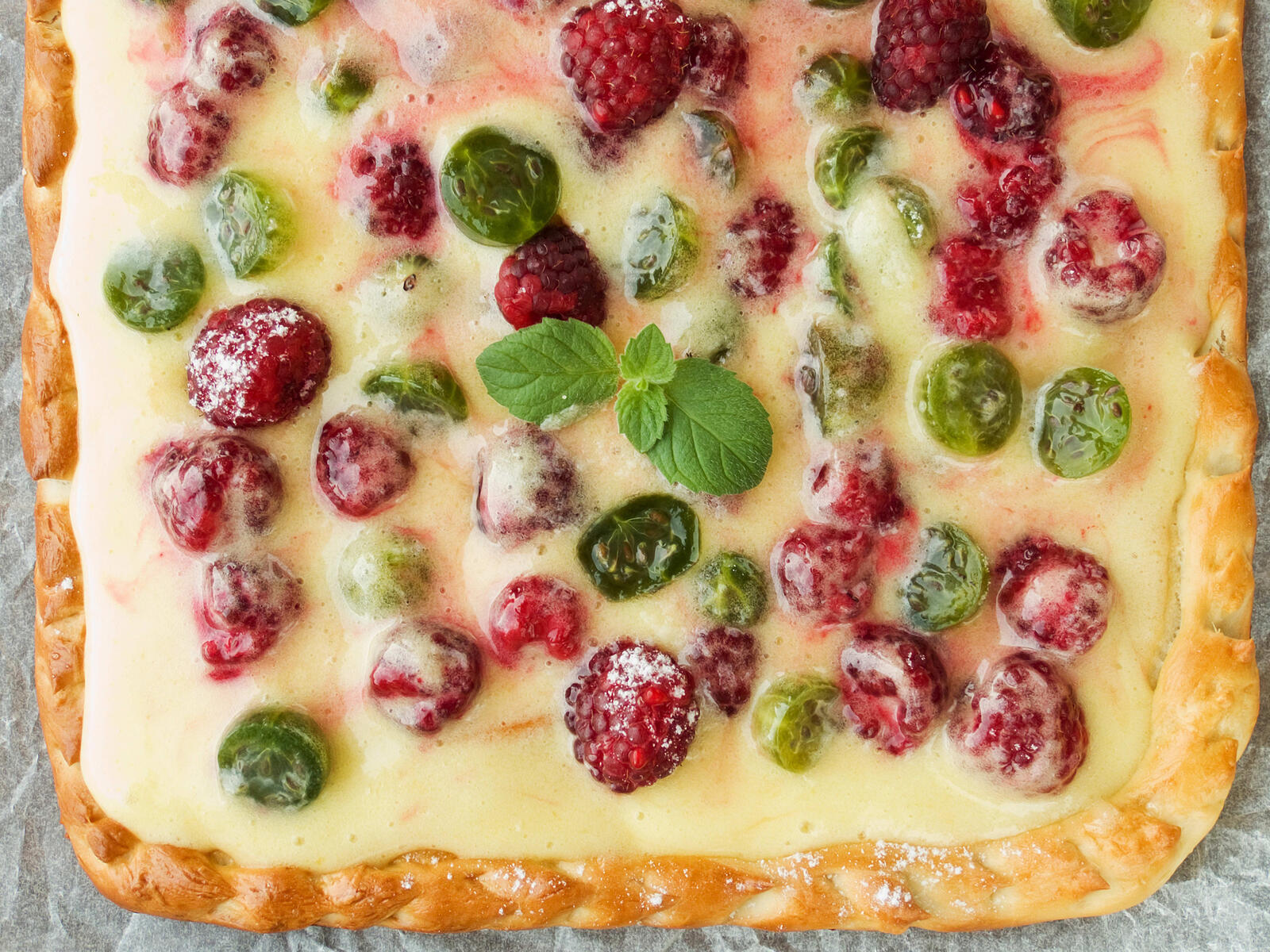 Free photo Sweet pizza with cheese and berries