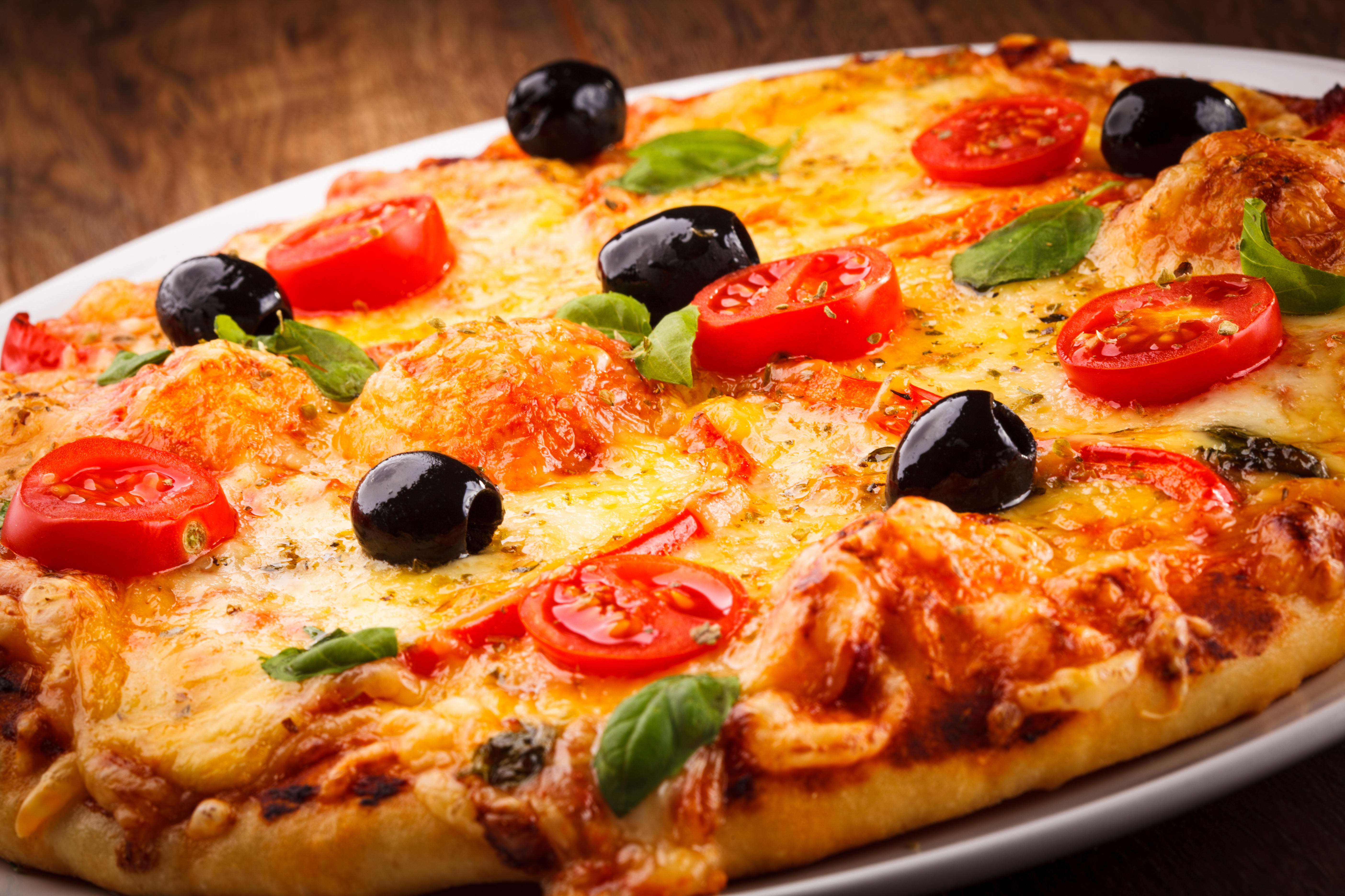 Пицца с сыром и оливками · бесплатное фото