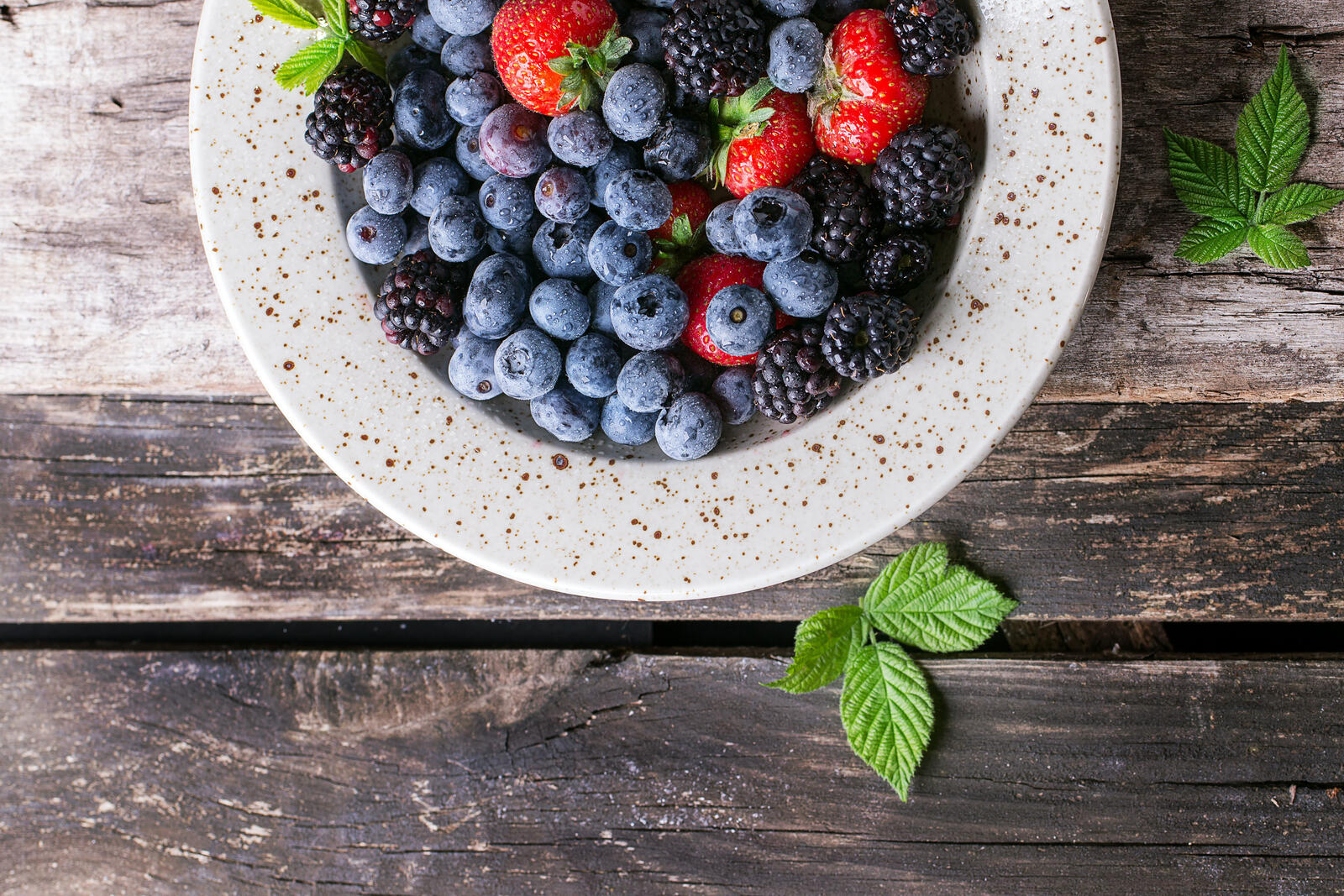 Free photo Assorted berry in a plate