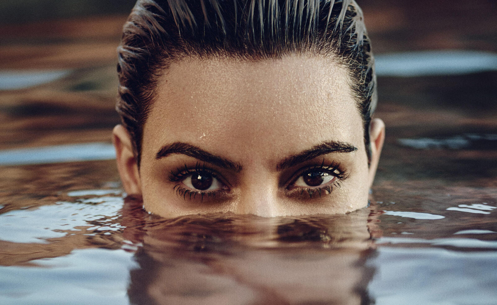 Wallpapers Kim Kardashian bathes swims on the desktop