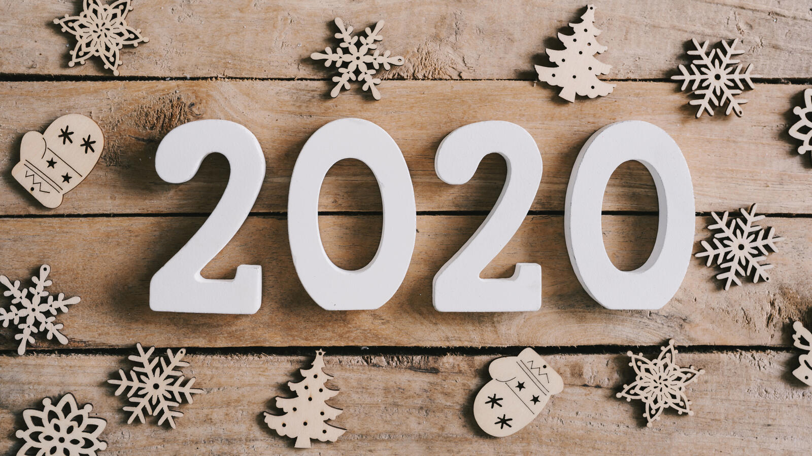 Обои древесный фон с новым 2020 годом елочки на рабочий стол