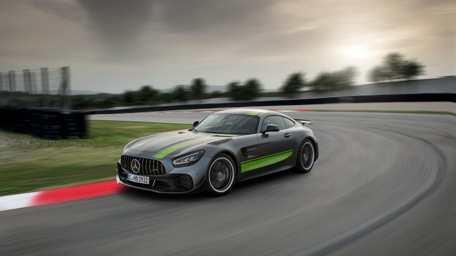 Free photo Mercedes AMG GT C on the track