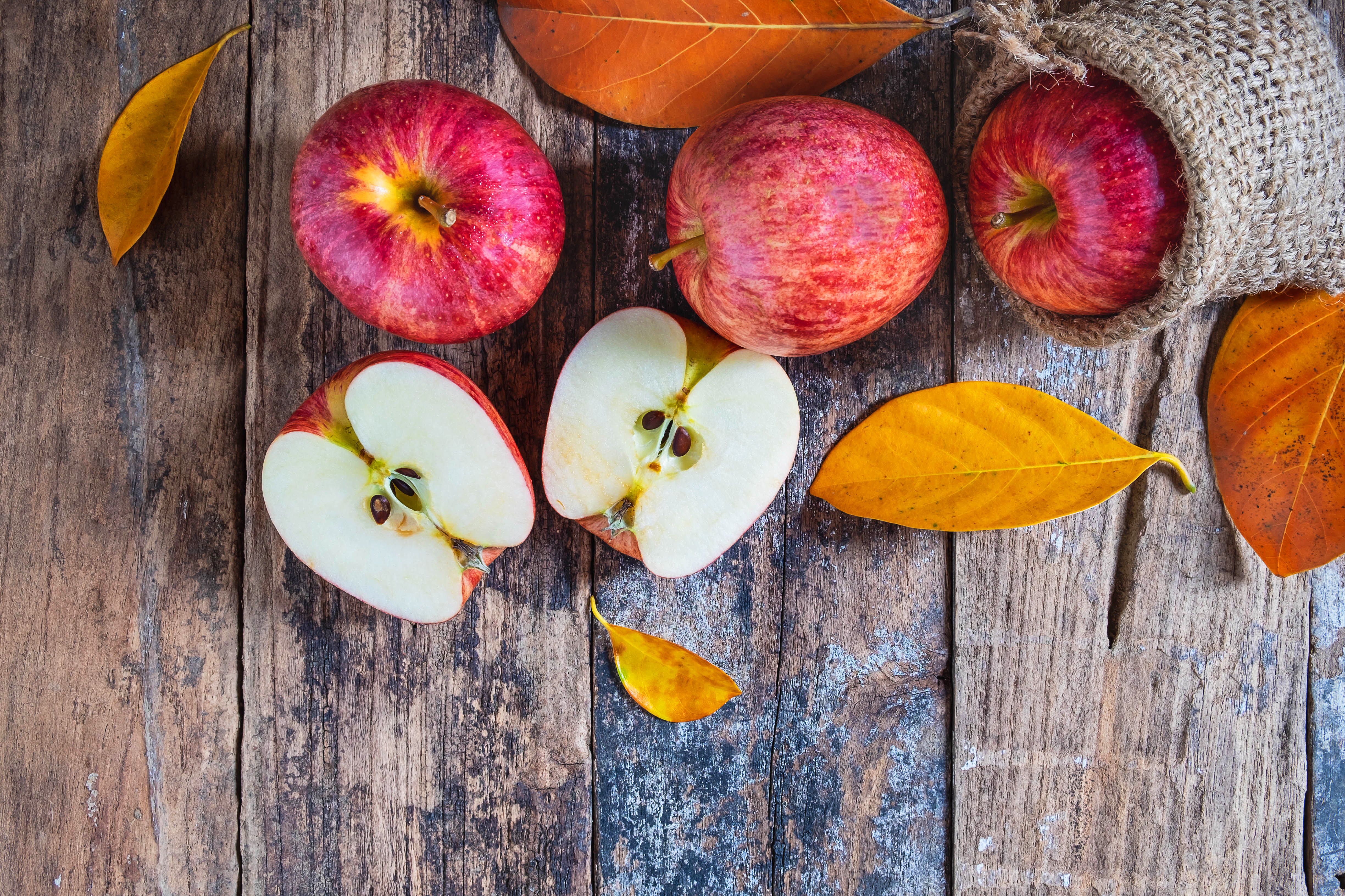 Осенью с яблони собрали яблоки желтые зеленые. Осень яблоки. Лист яблока. Яблоки на деревянном столе. Яблоки в листве.