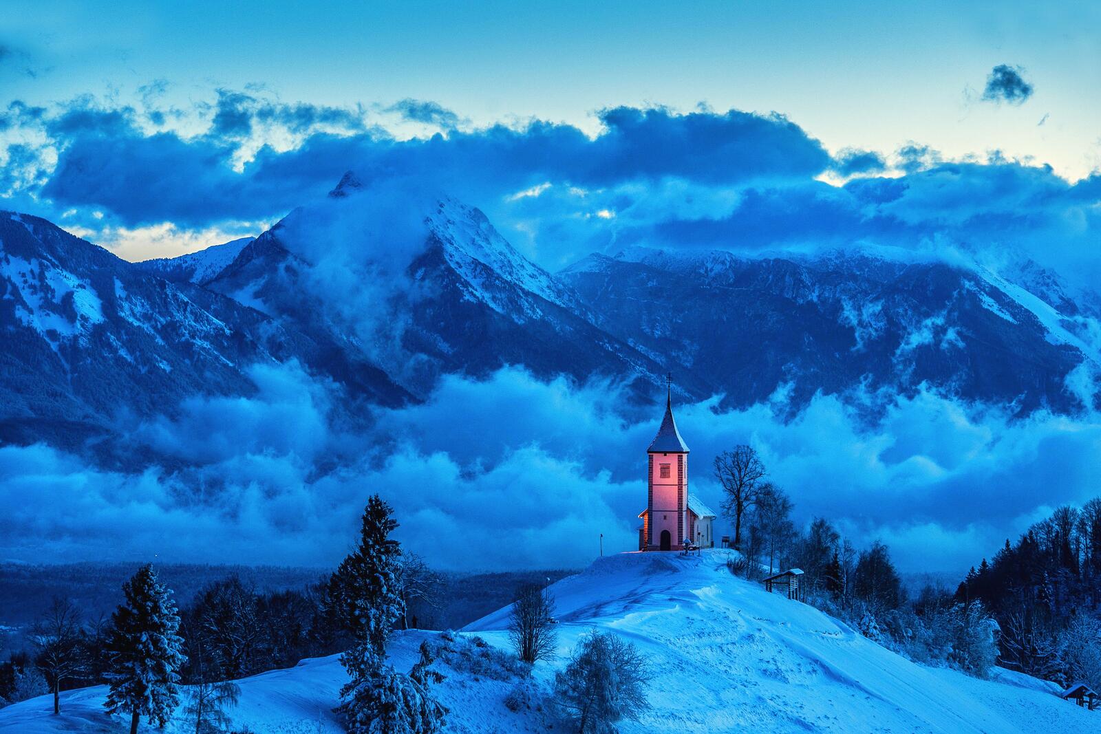 Обои Jamnik Church Slovenia горы на рабочий стол