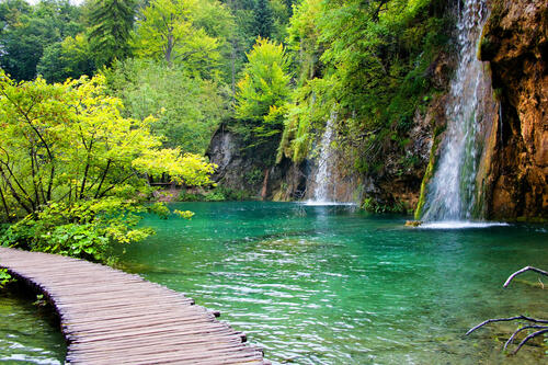 在克罗地亚的河流旁边的一个瀑布