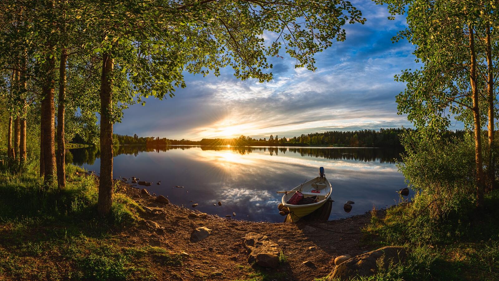 Free photo The Ouluijoki River and Finnish fishermen