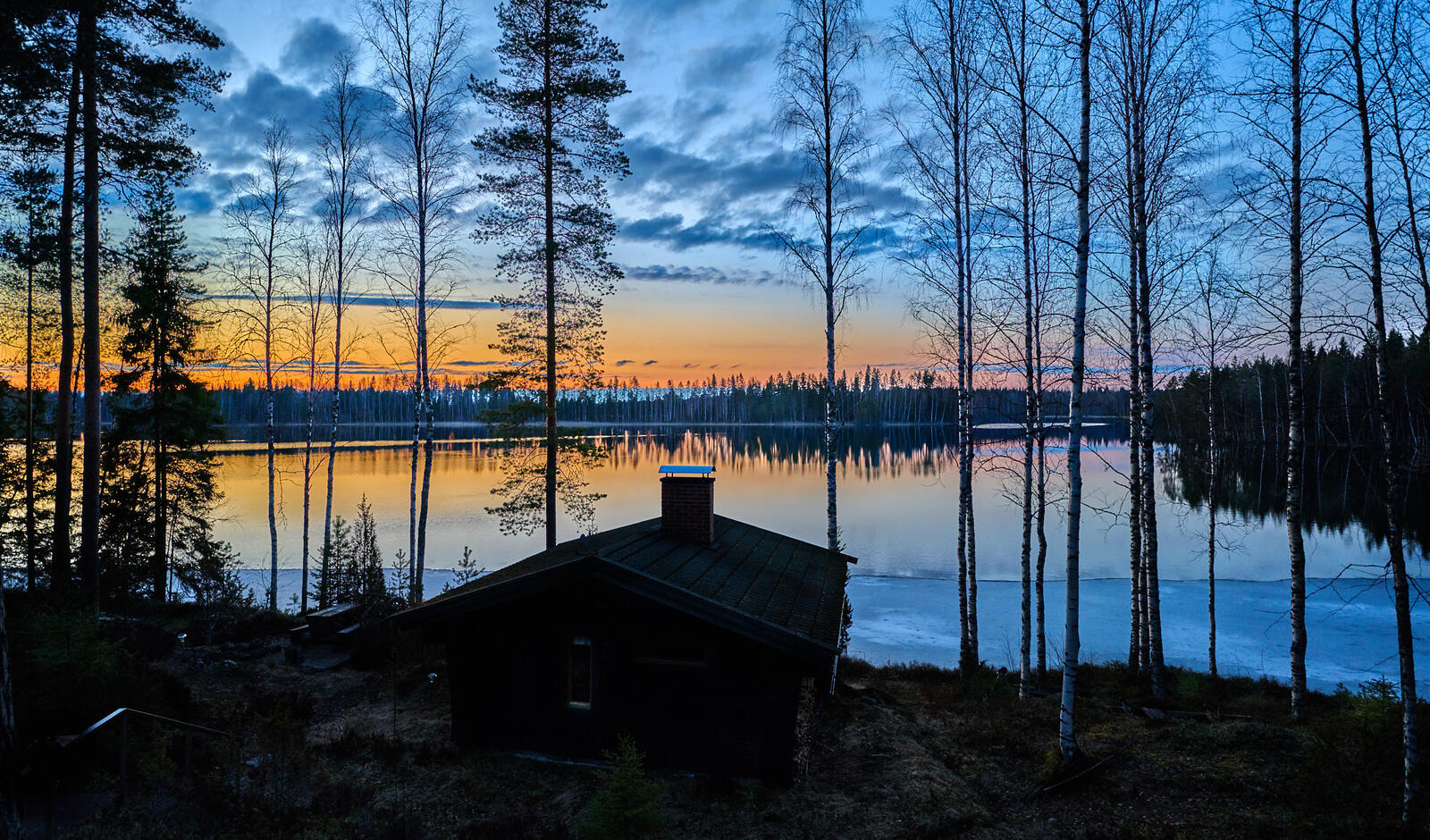 Бесплатное фото Домик на берегу озера в Финляндии