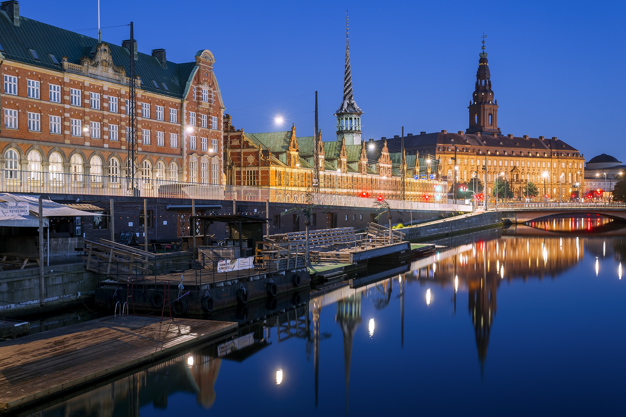Копенгаген. Бёрсен Дания. Копенгаген достопримечательности. Ночная Дания. Копенгаген вид с моря.