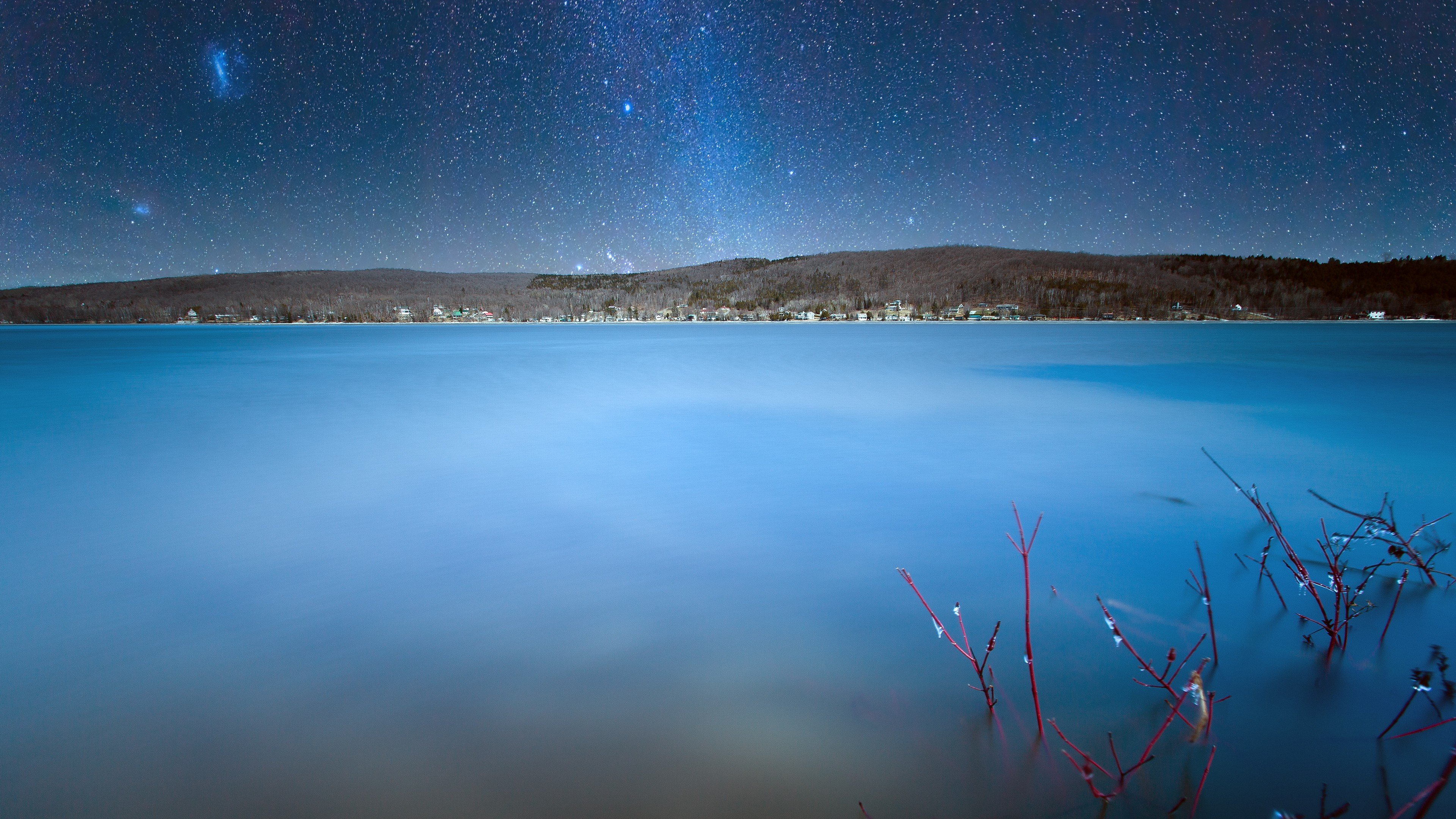 免费照片湖面上的银河