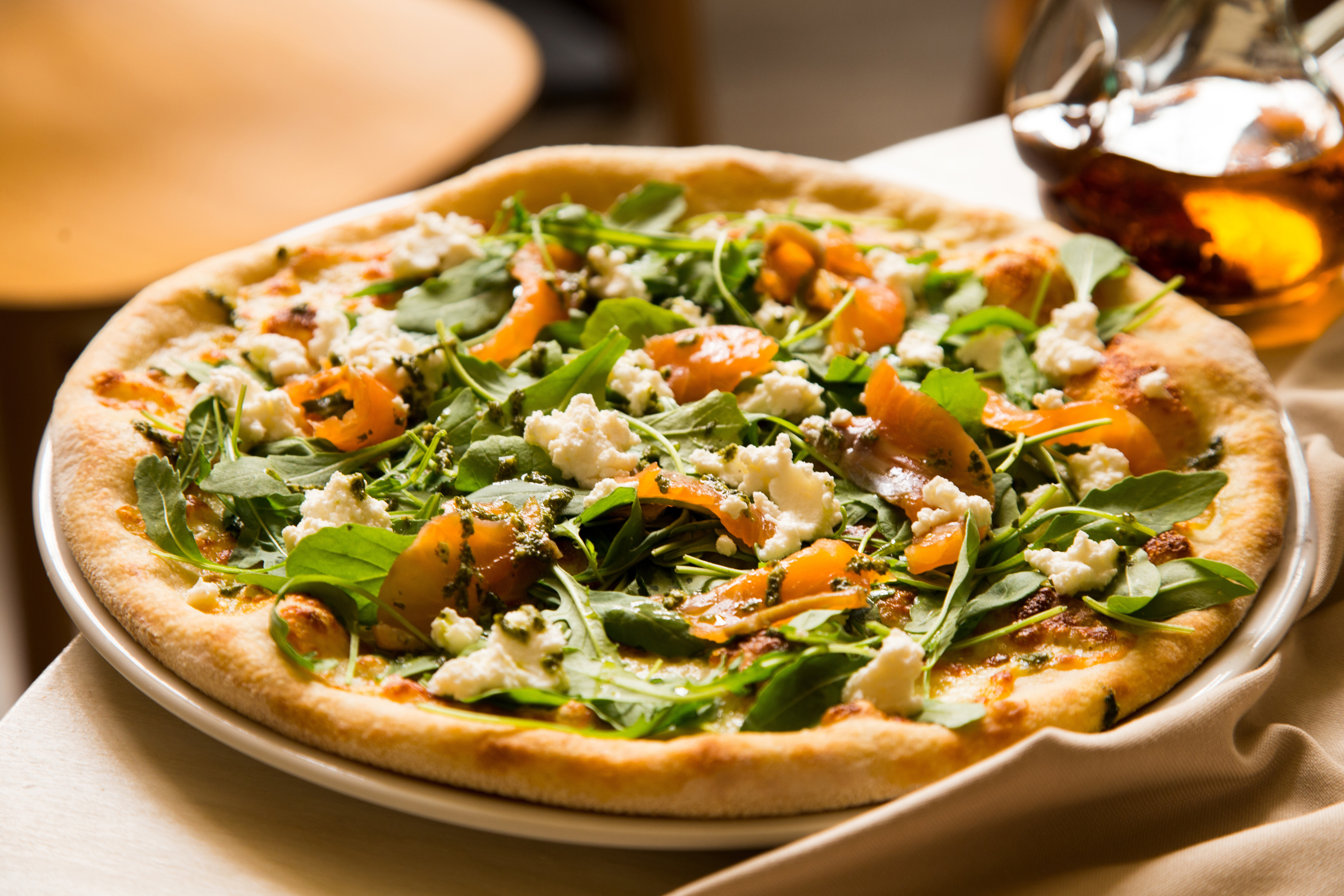 Пицца с брынзой и зеленью · бесплатное фото