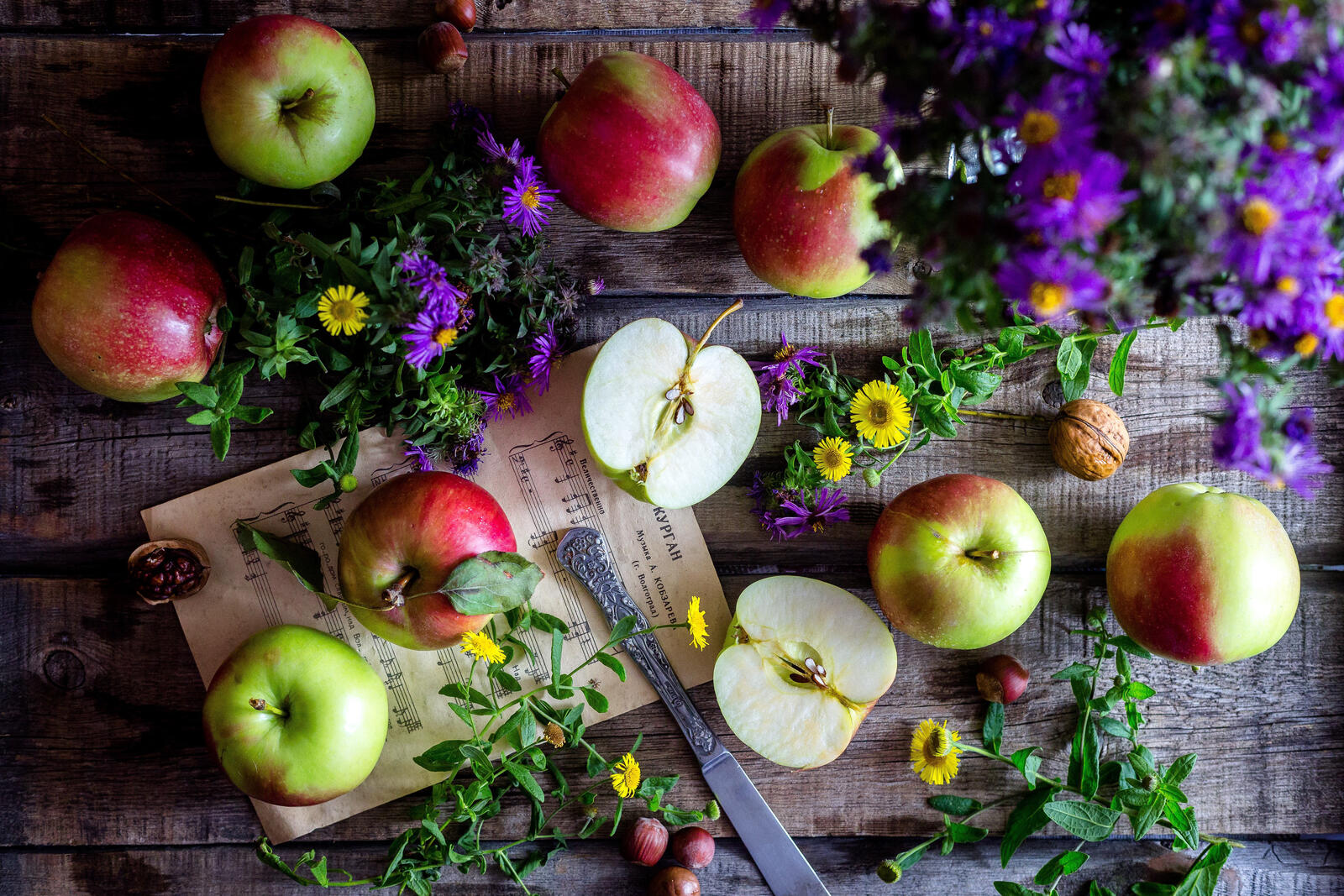 Яблоки, цветы и ноты
