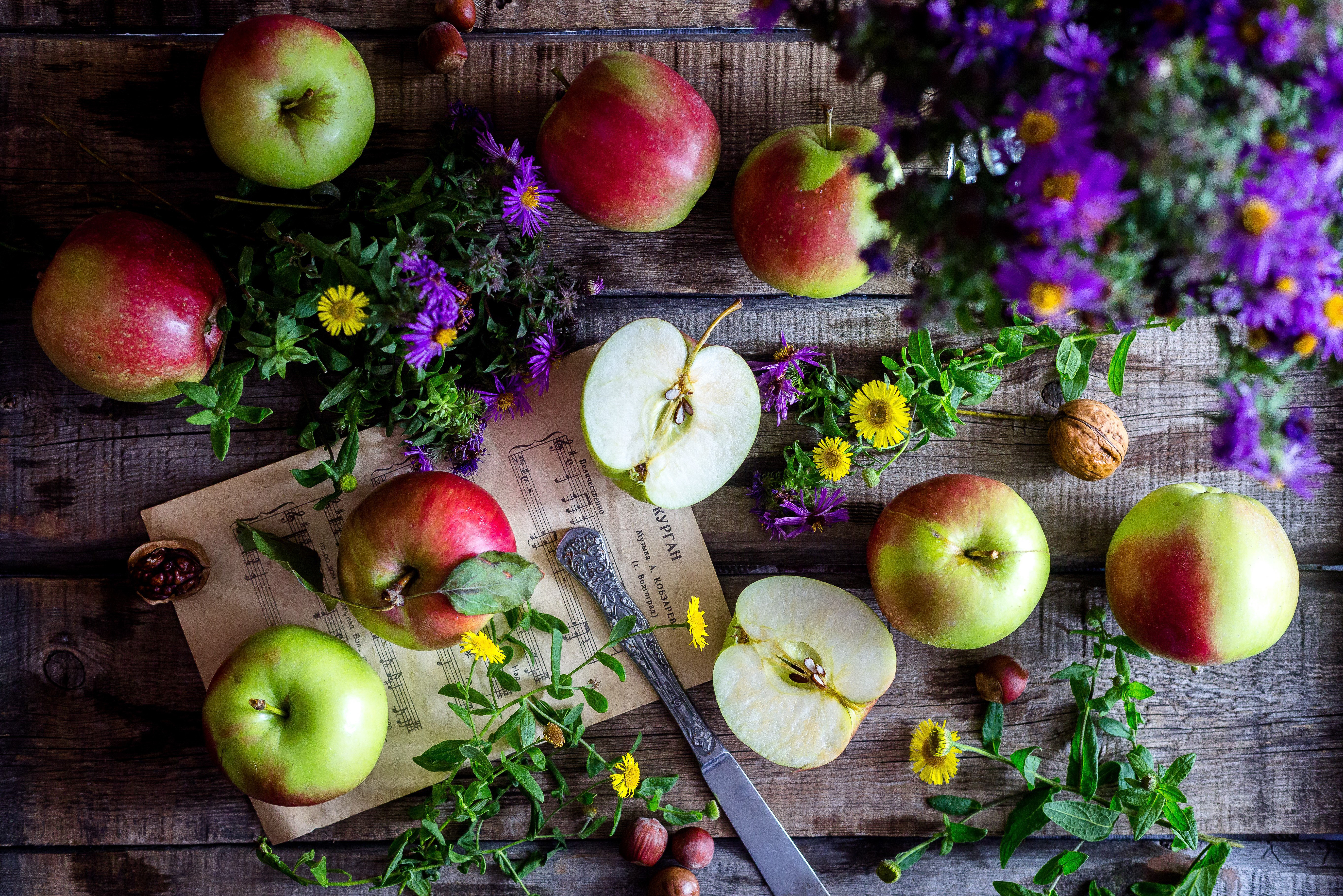 Free photo Apples, flowers and notes
