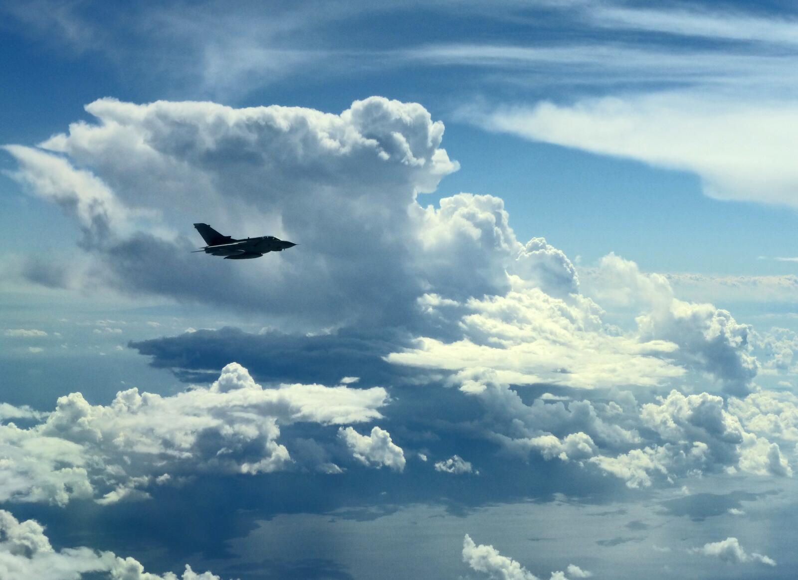 Обои облака самолет военный на рабочий стол