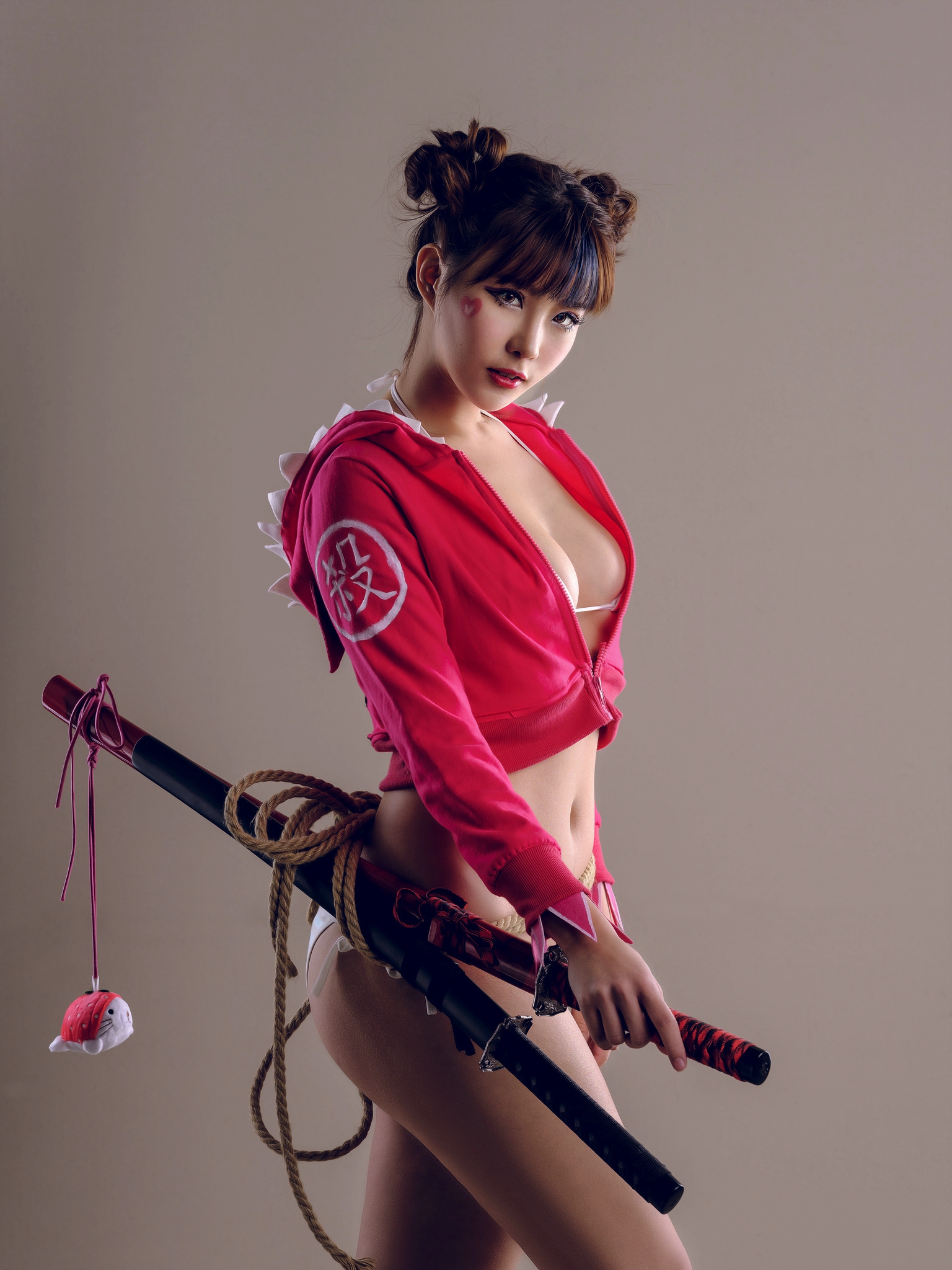 Бесплатное фото Девушка самурай - красавица