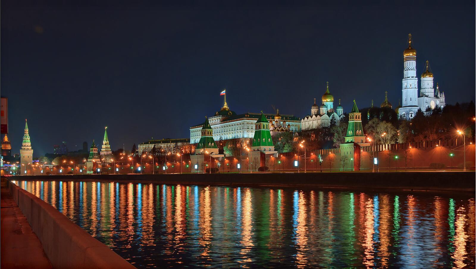 Обои огни Кремль Москва-река на рабочий стол